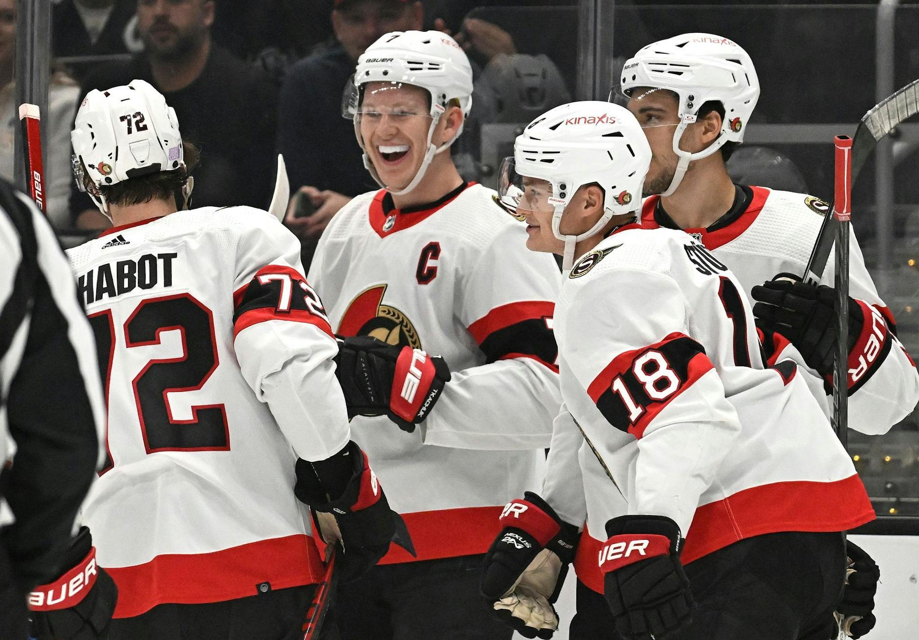 Brady Tkachuk (2.v.l) von den Ottawa Senators freut sich nach seinem Tor neben Tim Stützle (18).