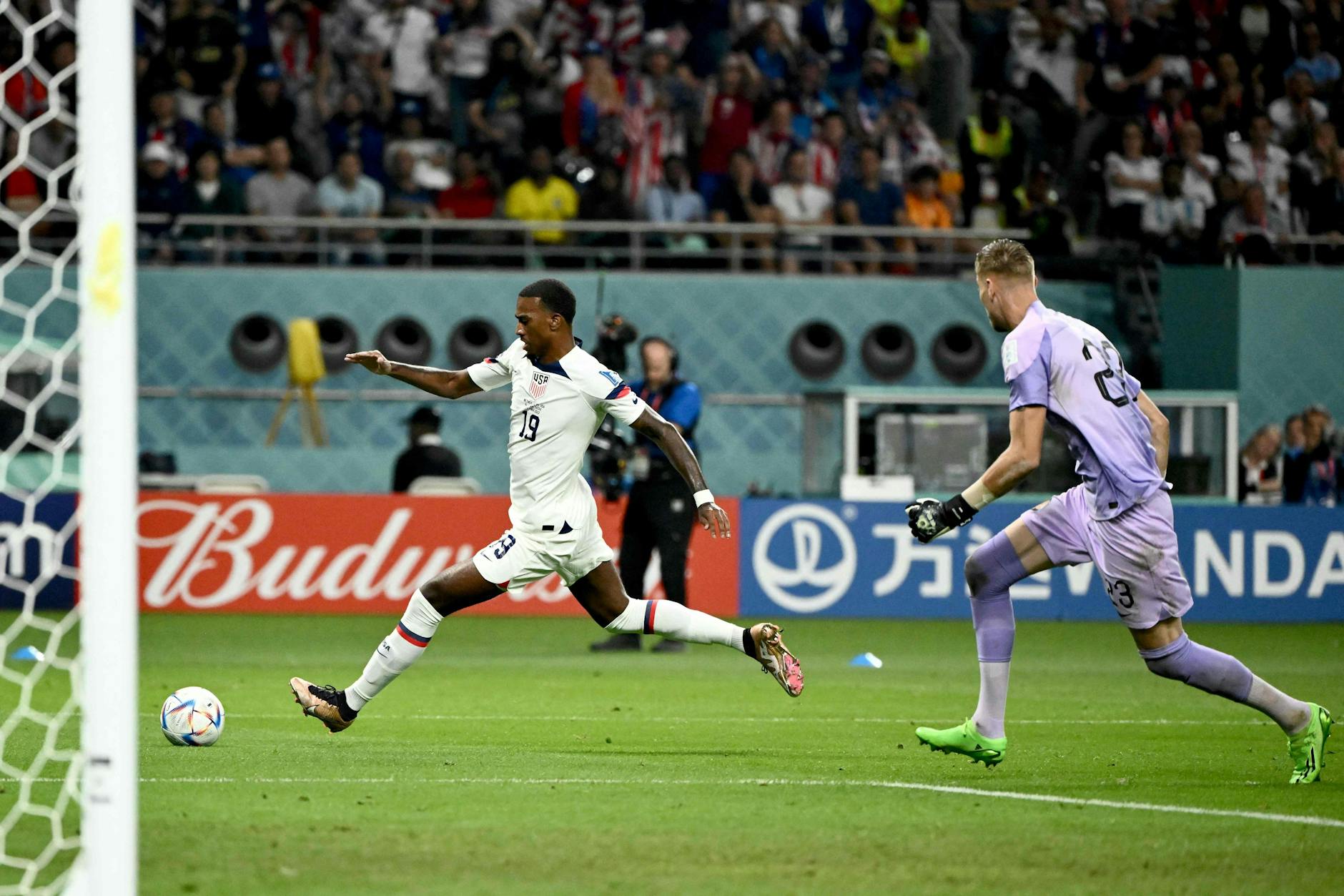 Haji Wright (l.) umkurvt Oranje-Keeper Andries Noppert und verkürzt für die USA auf 1:2.