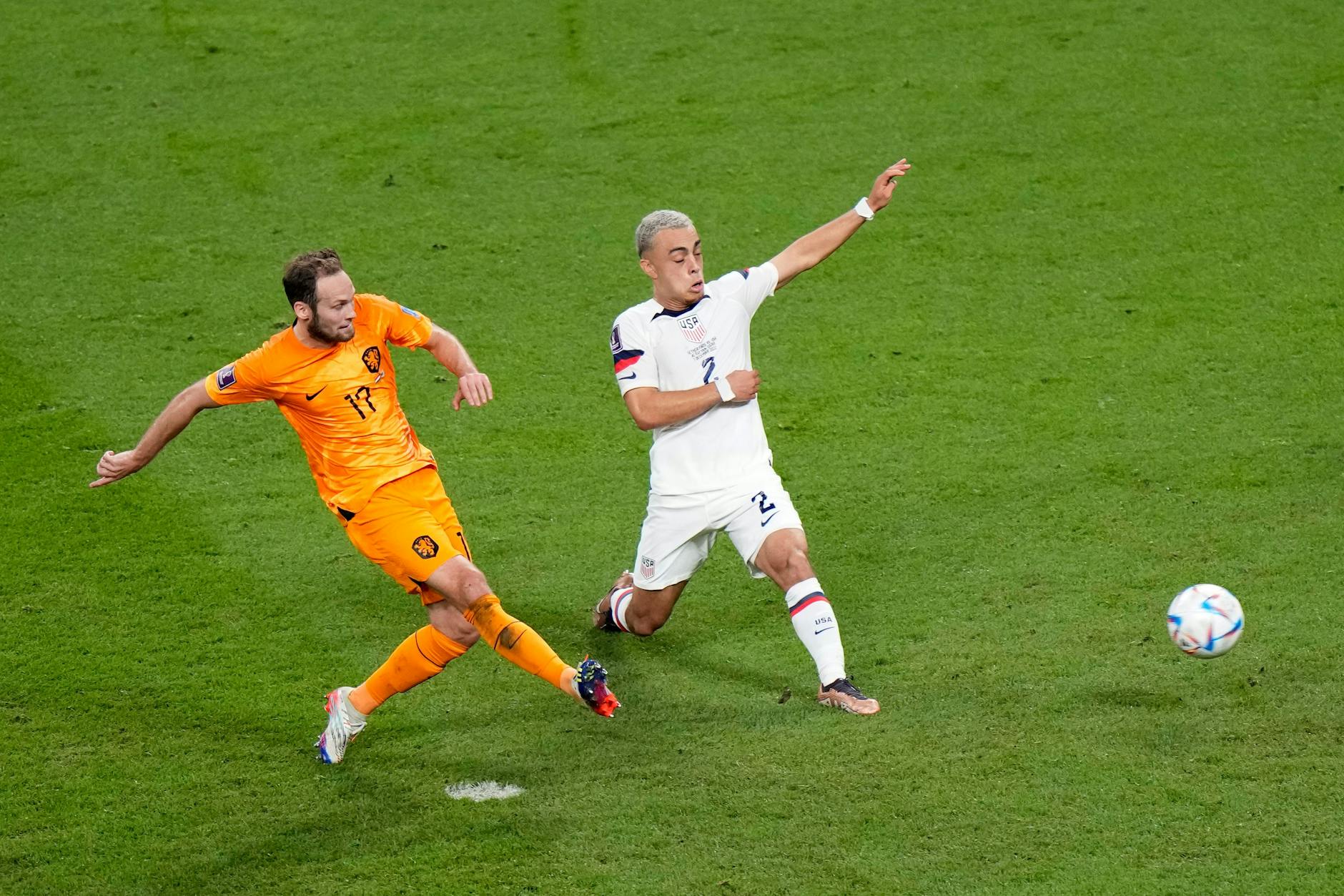 Daley Blind (l.) erhöht für Oranje auf 2:0, Sergino Dest kommt zu spät.