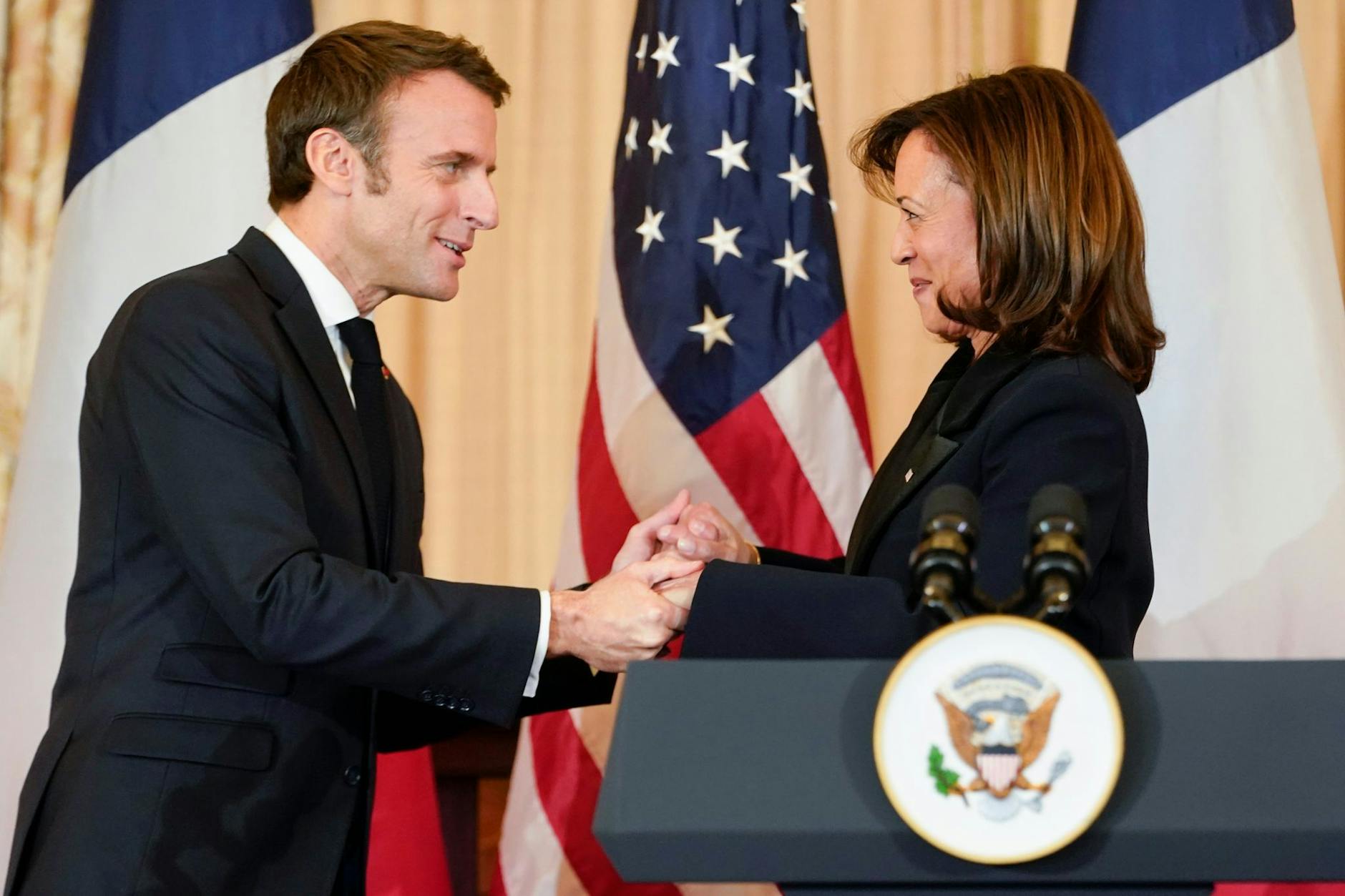Emmanuel Macron trifft US-Vizepräsidentin Kamala Harris im Außenministerium.