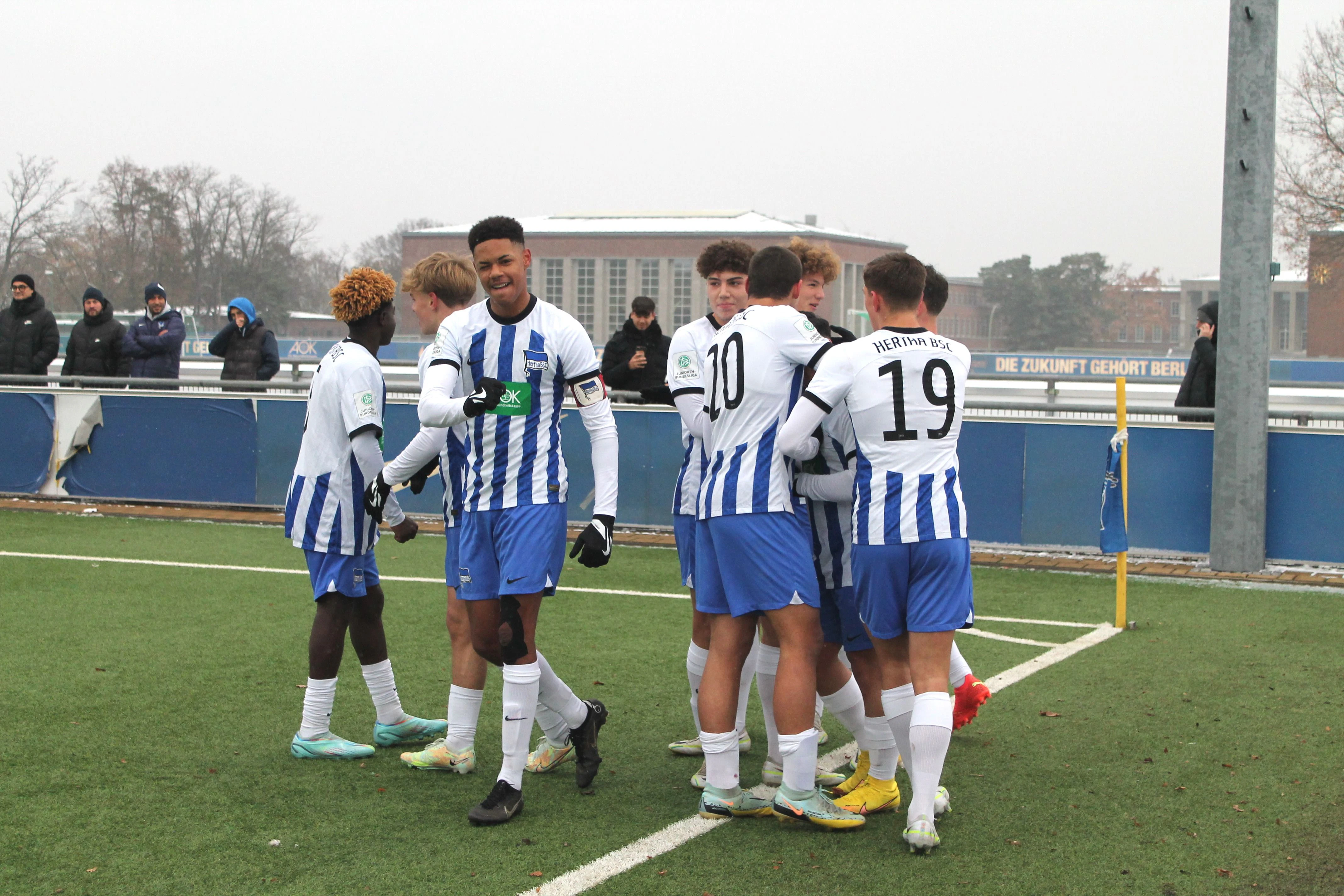 Bei der U17 von Hertha BSC um Kapitän Yannick Mausehund (3.v.l.) herrschte auch dank eines 2:0-Sieges gegen Hannover 96 gute Stimmung.