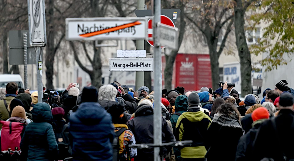 Menschenandrang bei der Straßenumbenennung im Afrikanischen Viertel.  