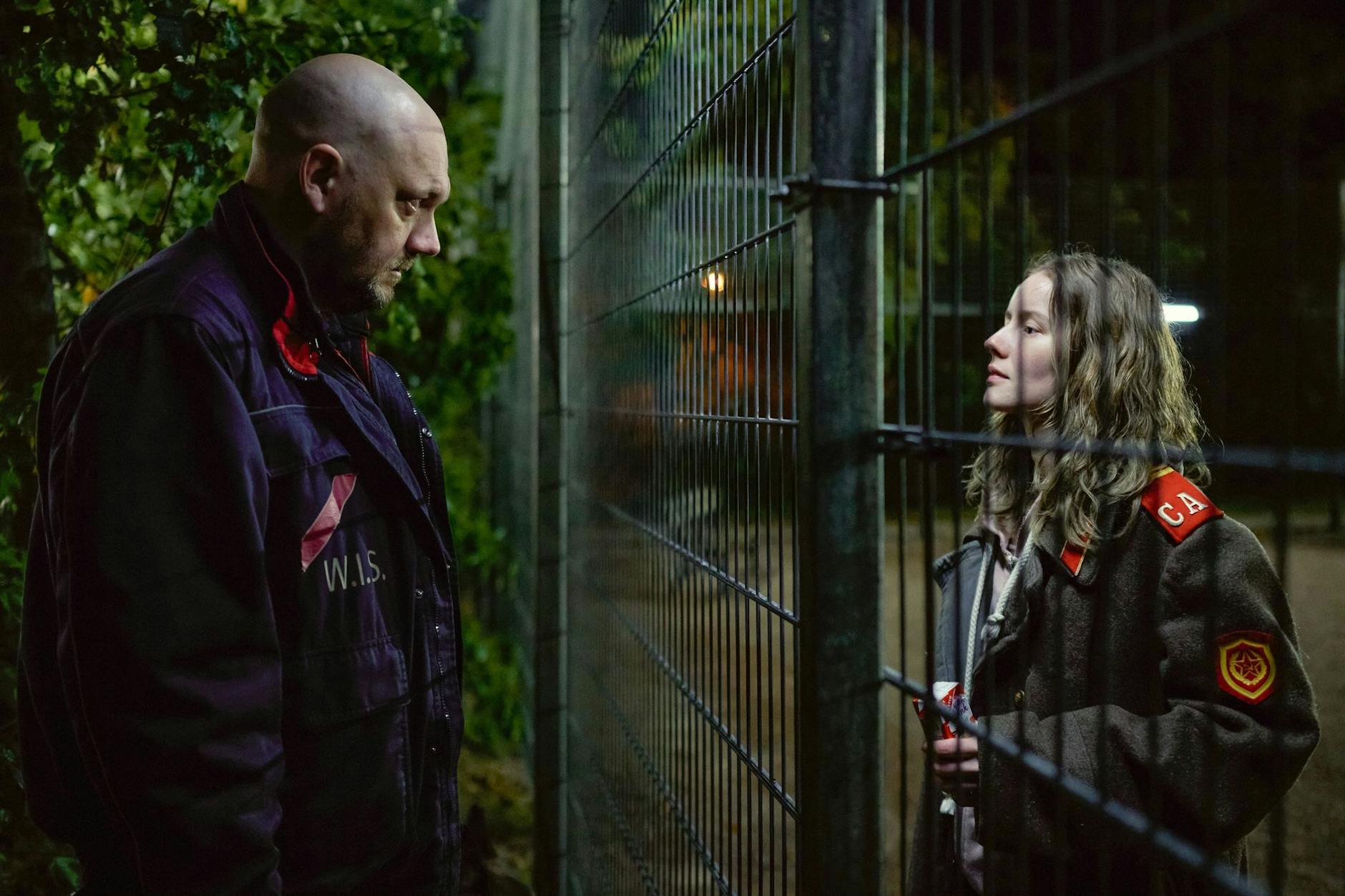 HANDOUT - Charly Hübner als Erik und Irina Starshenbaum als Marika in einer Szene des Films «Die stillen Trabanten».