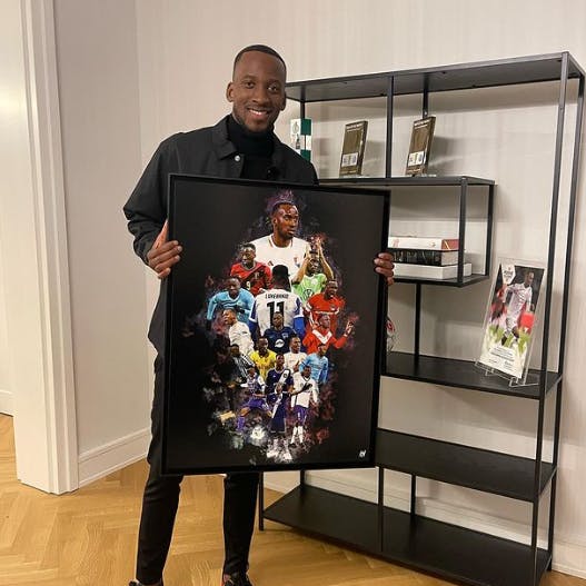 Herthas Dodi Lukebakio präsentiert froh gelaunt eine Fotomontage mit all seinen Trikots.