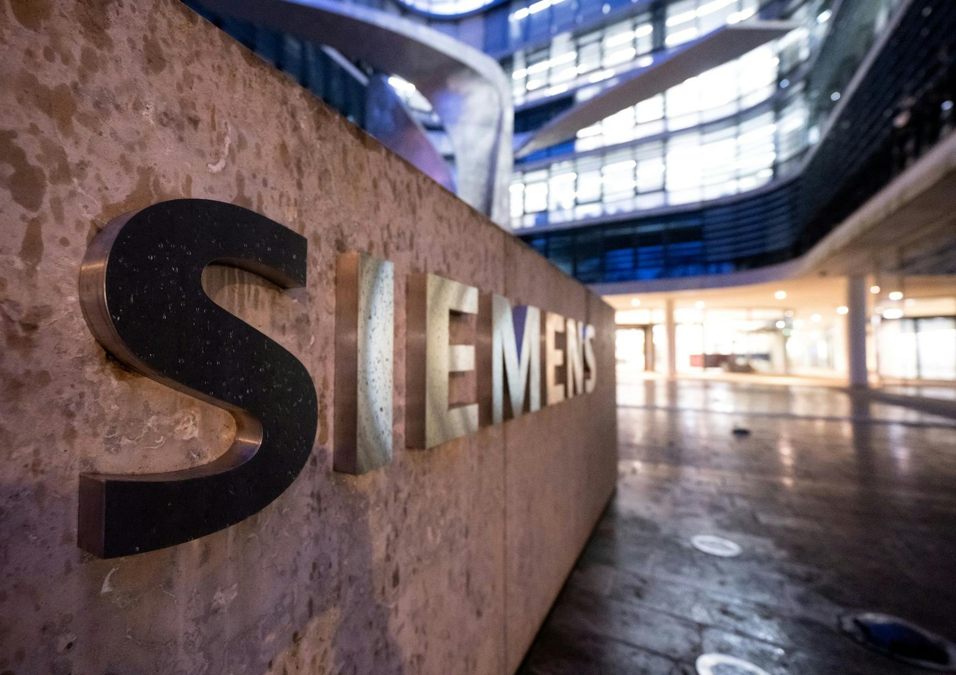 ARCHIV - Das Logo von Siemens an der Firmenzentrale in München.