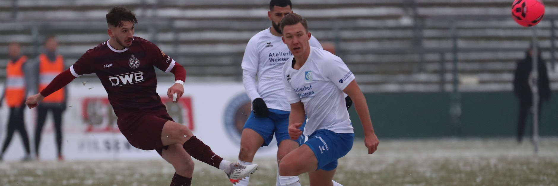 Eiskalt abgezogen und die Kugel reingemacht: Cedric Euschen erzielt das 2:1 für den BFC Dynamo gegen die VSG Altglienicke.