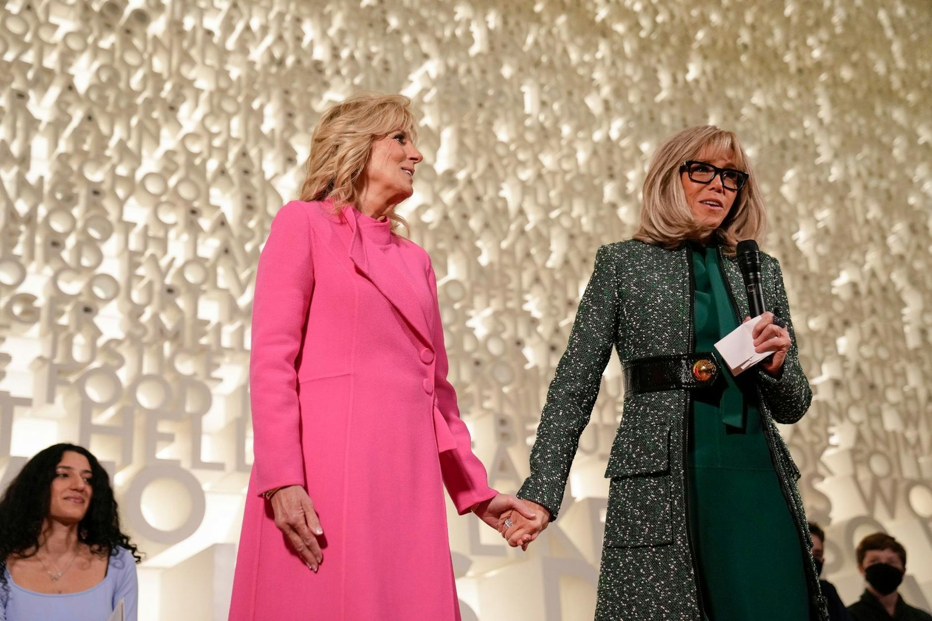 Hand in Hand stehen Jill Biden (l) und Brigitte Macron im Planet Word, einem interaktiven Museum, in Washington.