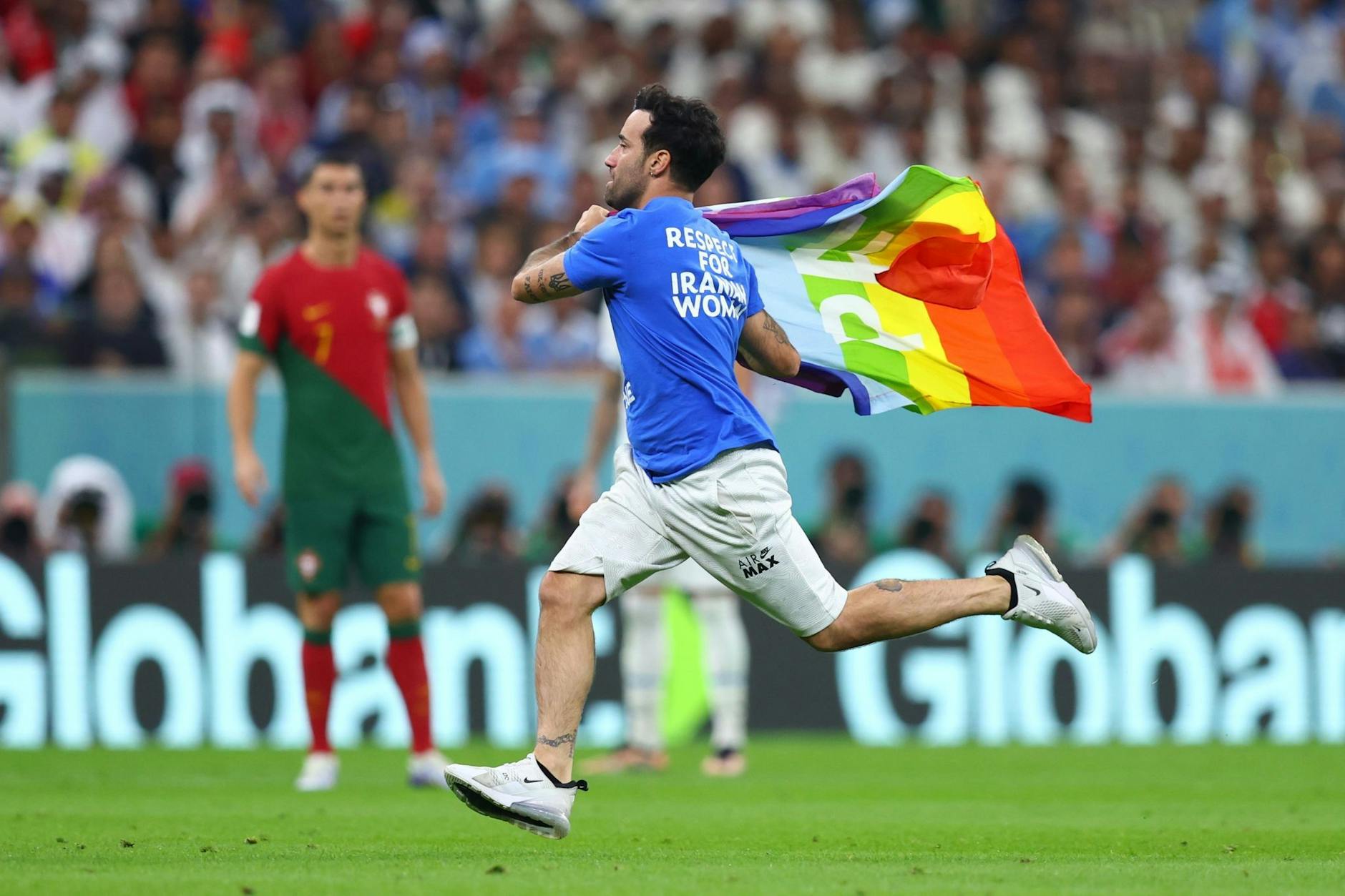 Ein Flitzer stürmte mit einer Regenbogenfahne auf den Rasen.