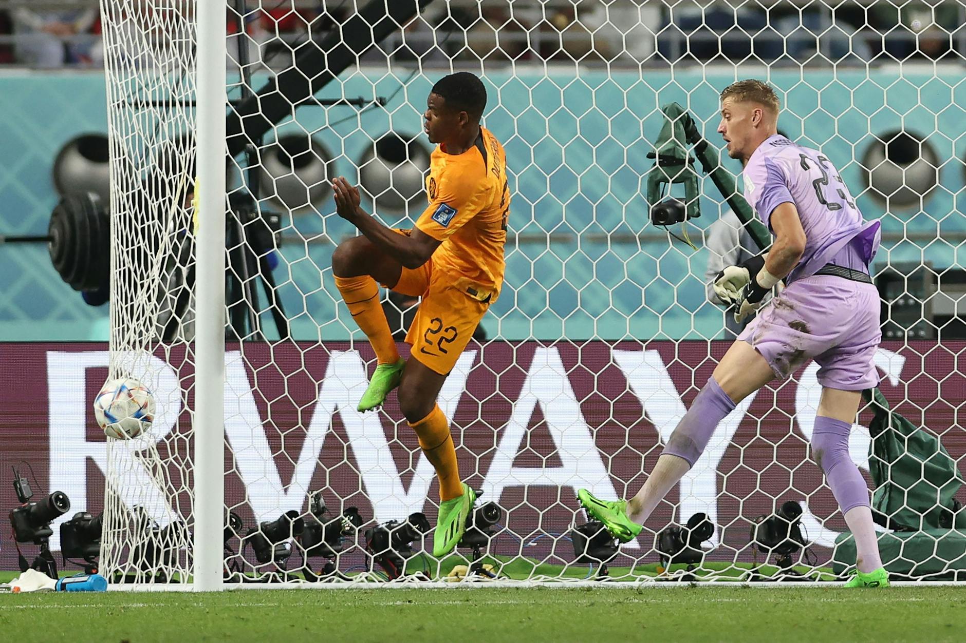 Denzel Dumfries (l.) stellt den alten Abstand wieder her und schießt hier zum 3:1 für die Elftal ein.