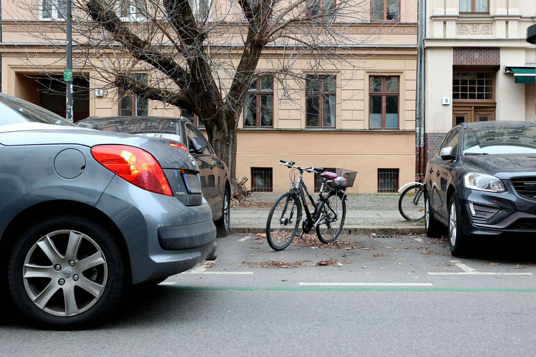 Ab Januar 2023 dürfen Fahrräder auch auf Parkplätzen für Autos abgestellt werden.