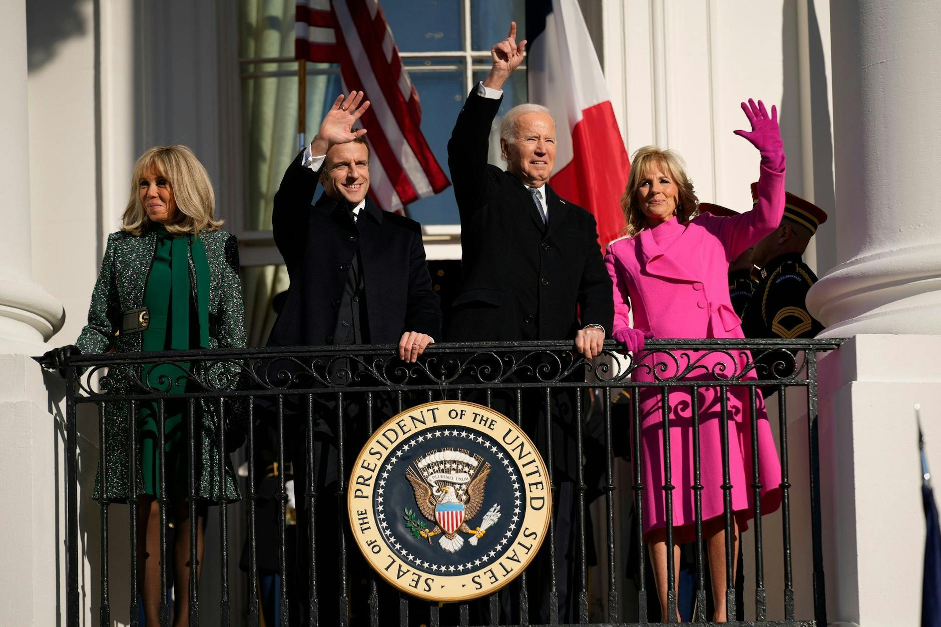 Gruß vom Balkon: Brigitte Macron (v.l.), Emmanuel Macron, Joe Biden und Jill Biden.
