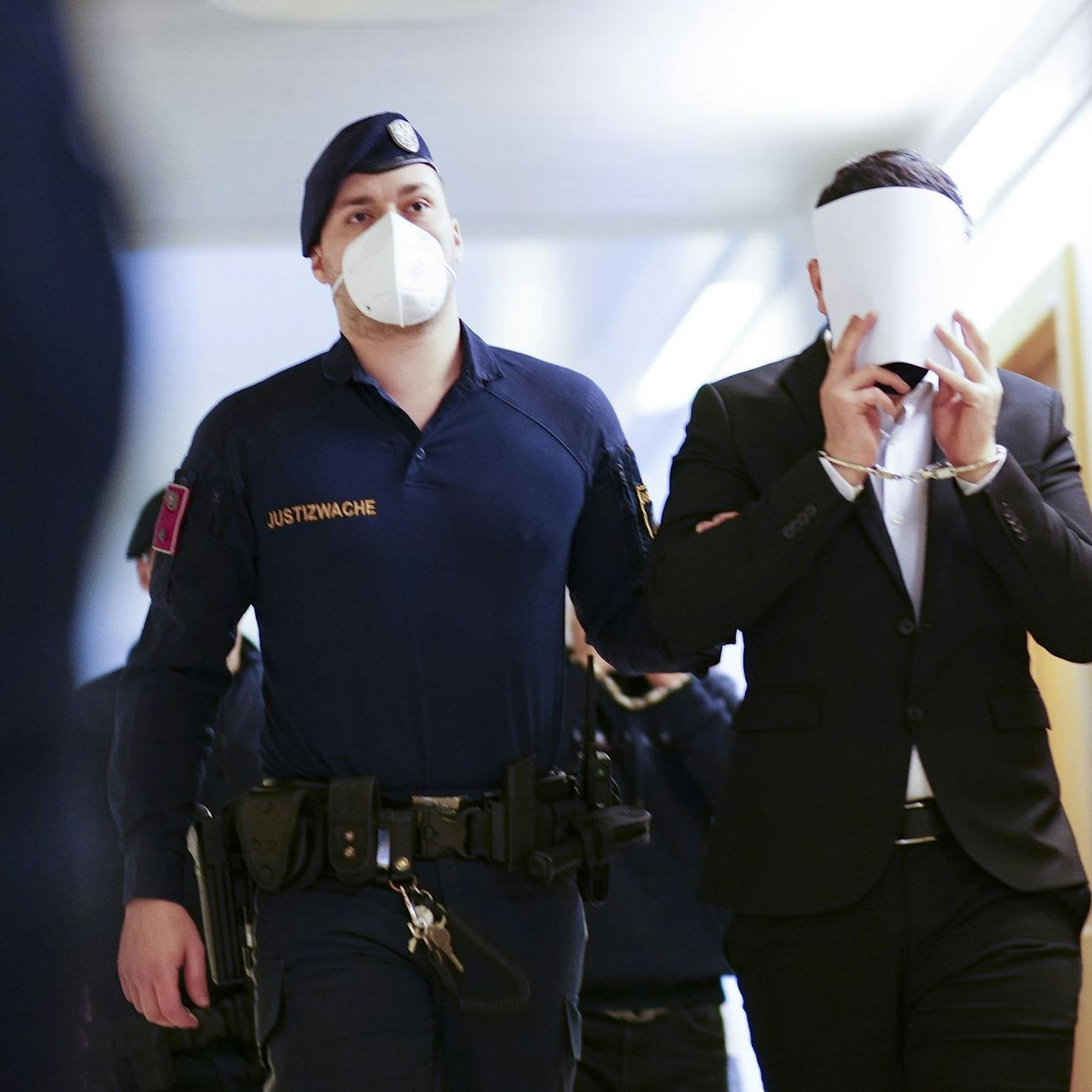 13-Jährige Leonie mit Drogen willenlos gemacht, vergewaltigt und getötet: Höchststrafe für Haupttäter