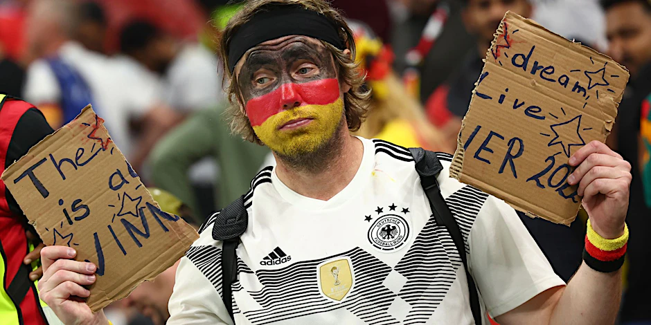 Ein Fan in Katar nach dem WM-Aus der deutschen Mannschaft. 