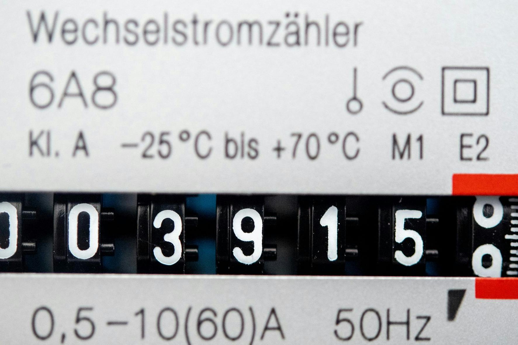 Ein Wechselstromzähler zeigt den aktuellen Zählerstand in einem Haushalt an.