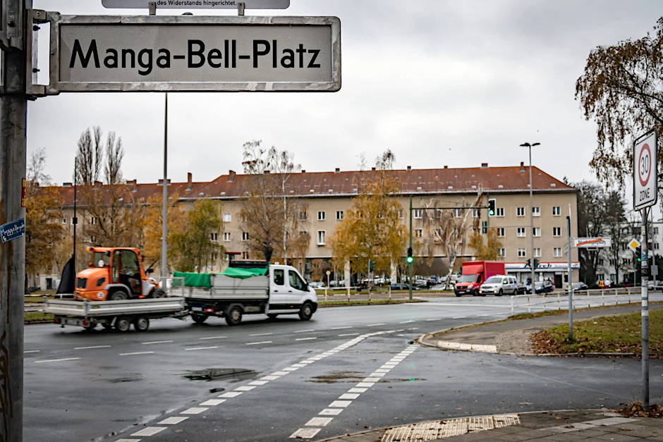 Ein Zeichen der Dekolonialisierung: Stefanie Remlinger (rechts) empfängt den König der Duala (2. v. l.) am neu benannten Manga-Bell-Platz.