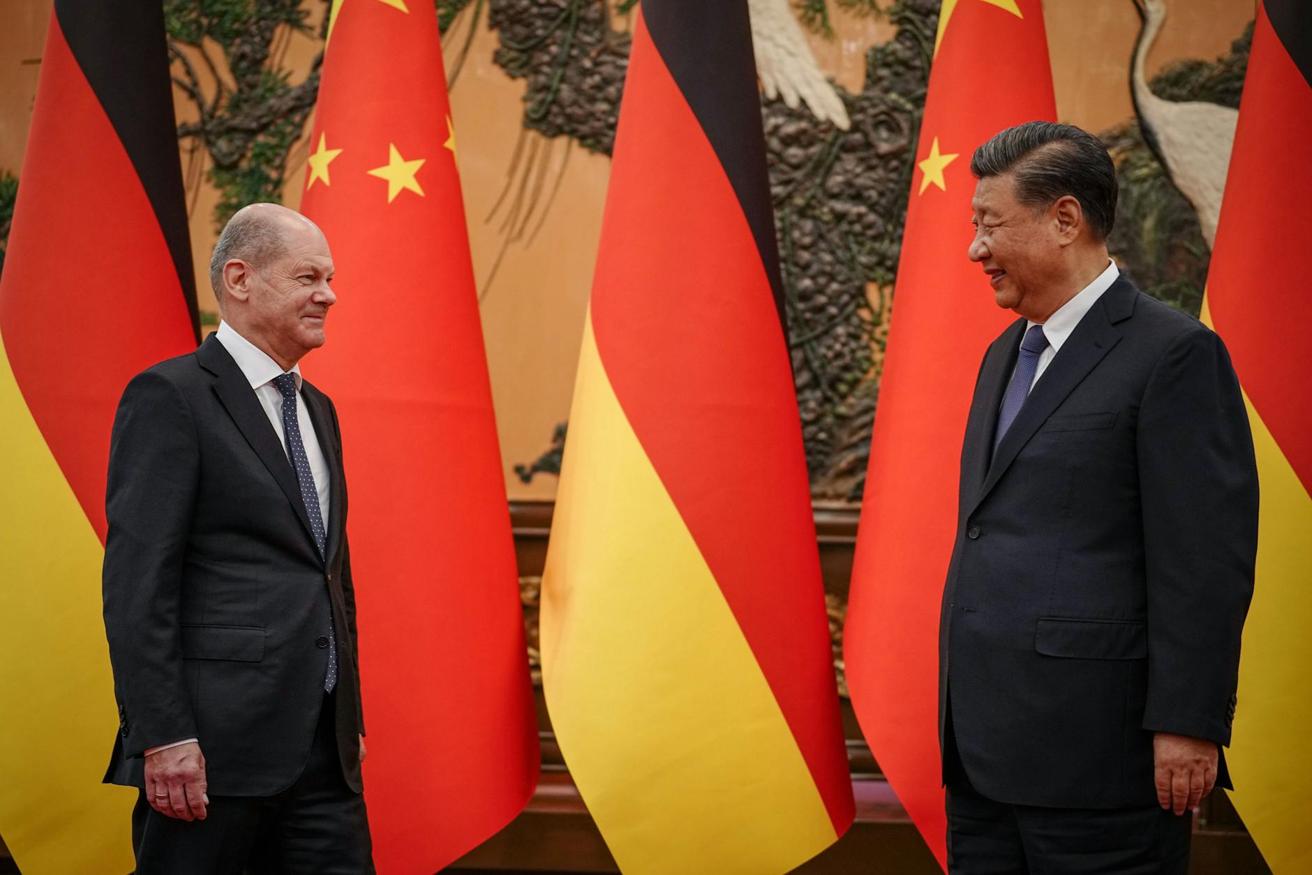 Redete Scholz mit Xi über die Uiguren? Wie konkret sprechen deutsche Politiker im Ausland Menschenrechte an?