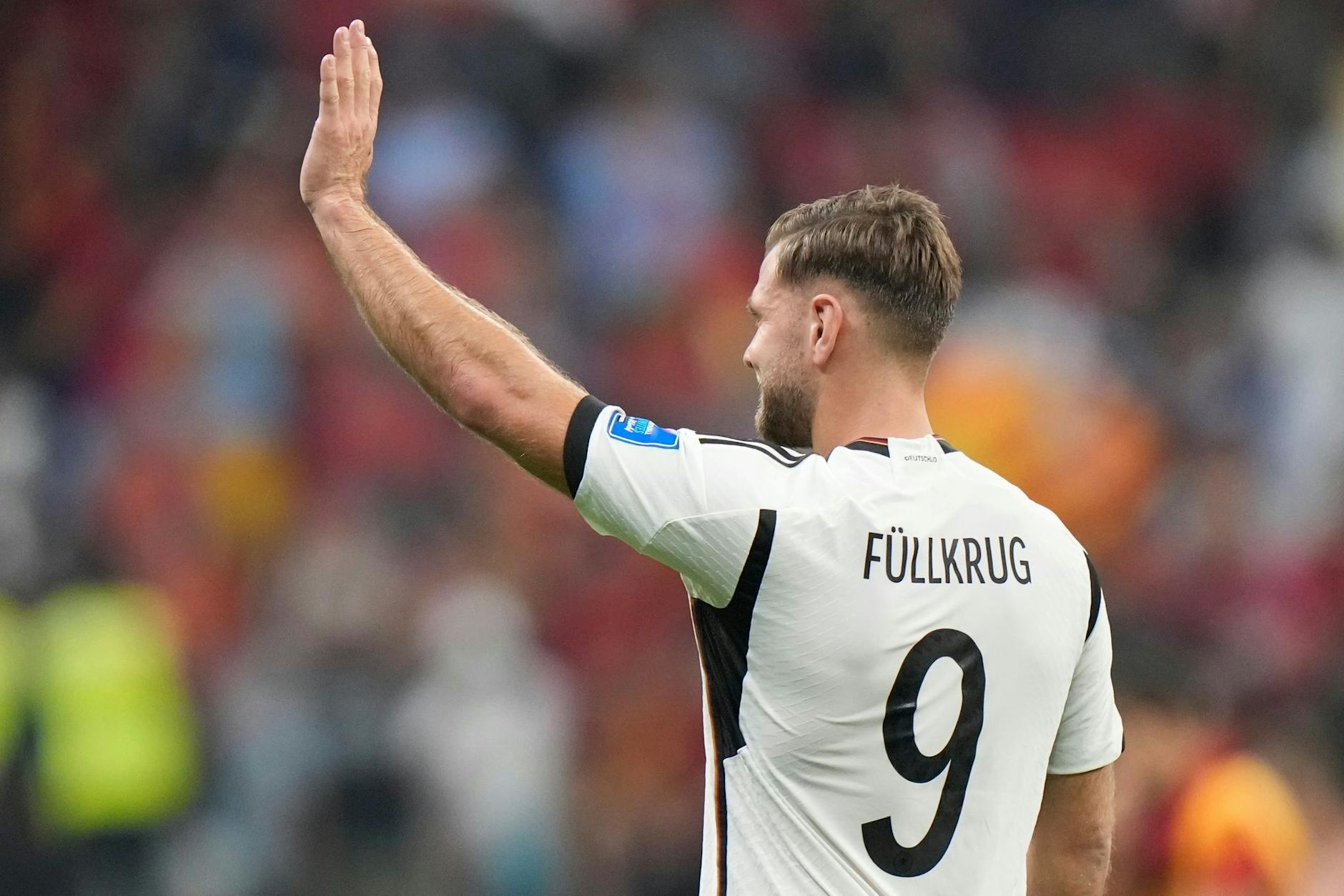 Nationalspieler Niclas Füllkrug winkt nach dem Spiel gegen Spanien.