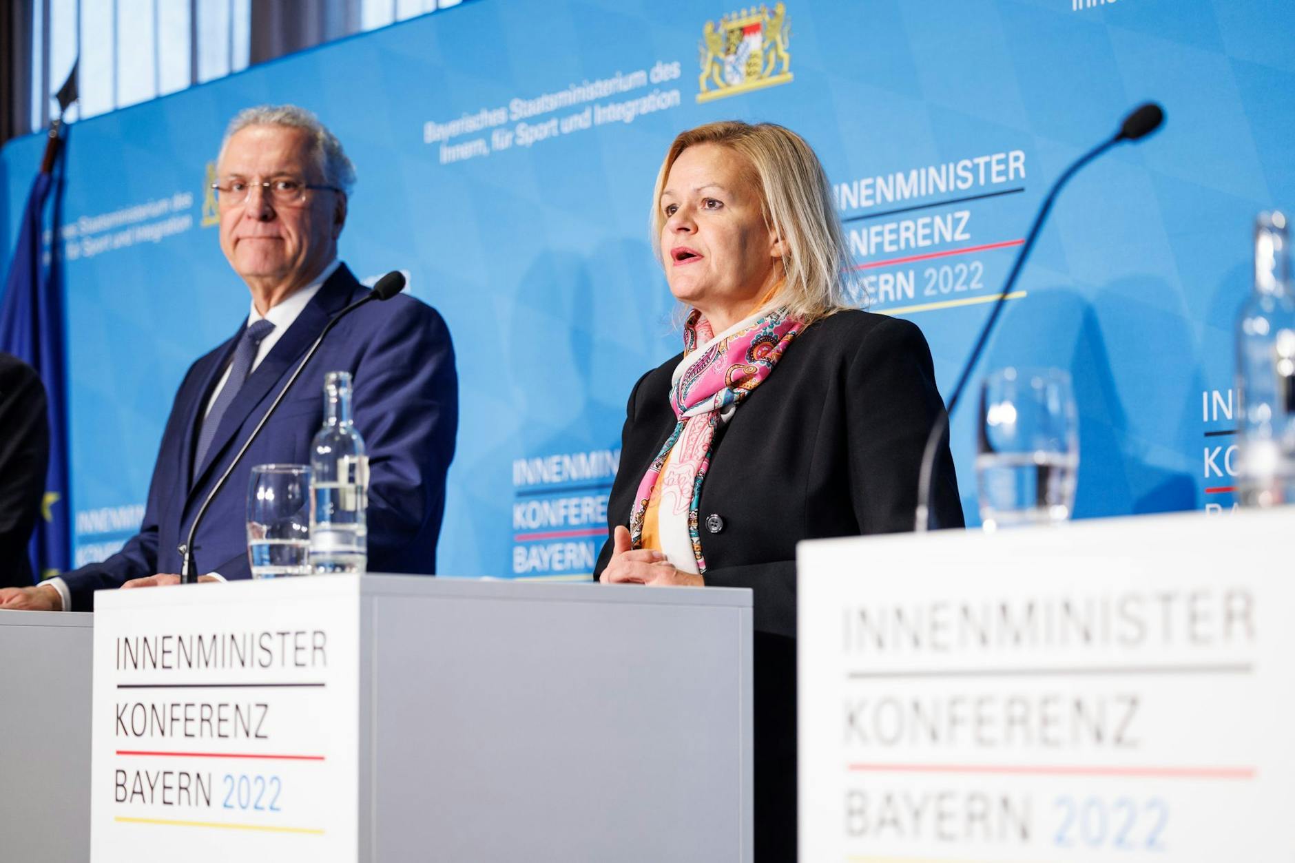 Bundesinnenministerin Nancy Faeser und Bayerns Innenminister Joachim Herrmann äußern sich in München gegenüber der Presse.