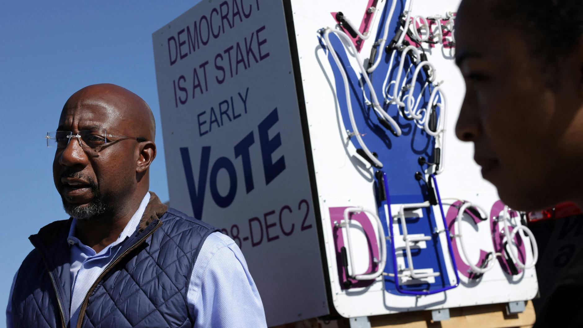 Der amtierende Senator Raphael Warnock von den Demokraten ist das krasse Gegenteil von Walker.