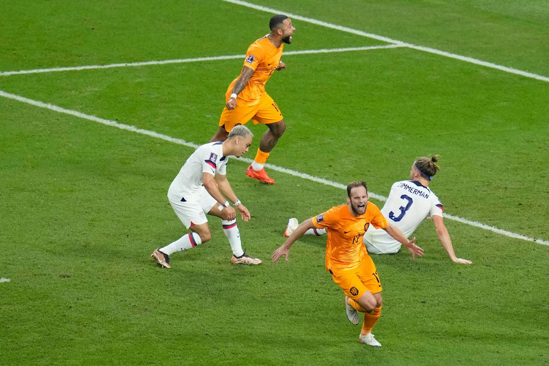 Daley Blind (v.) und Memphis Depay (h.) führten die Niederlande ins Viertelfinale.