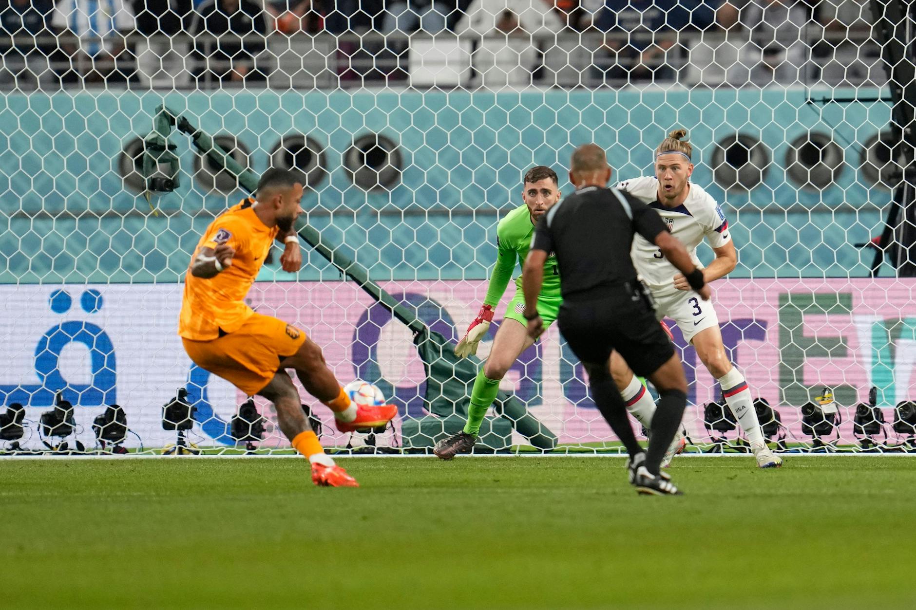 Memphis Depay (l.) schießt zum 1:0 für die Niederlande ein.