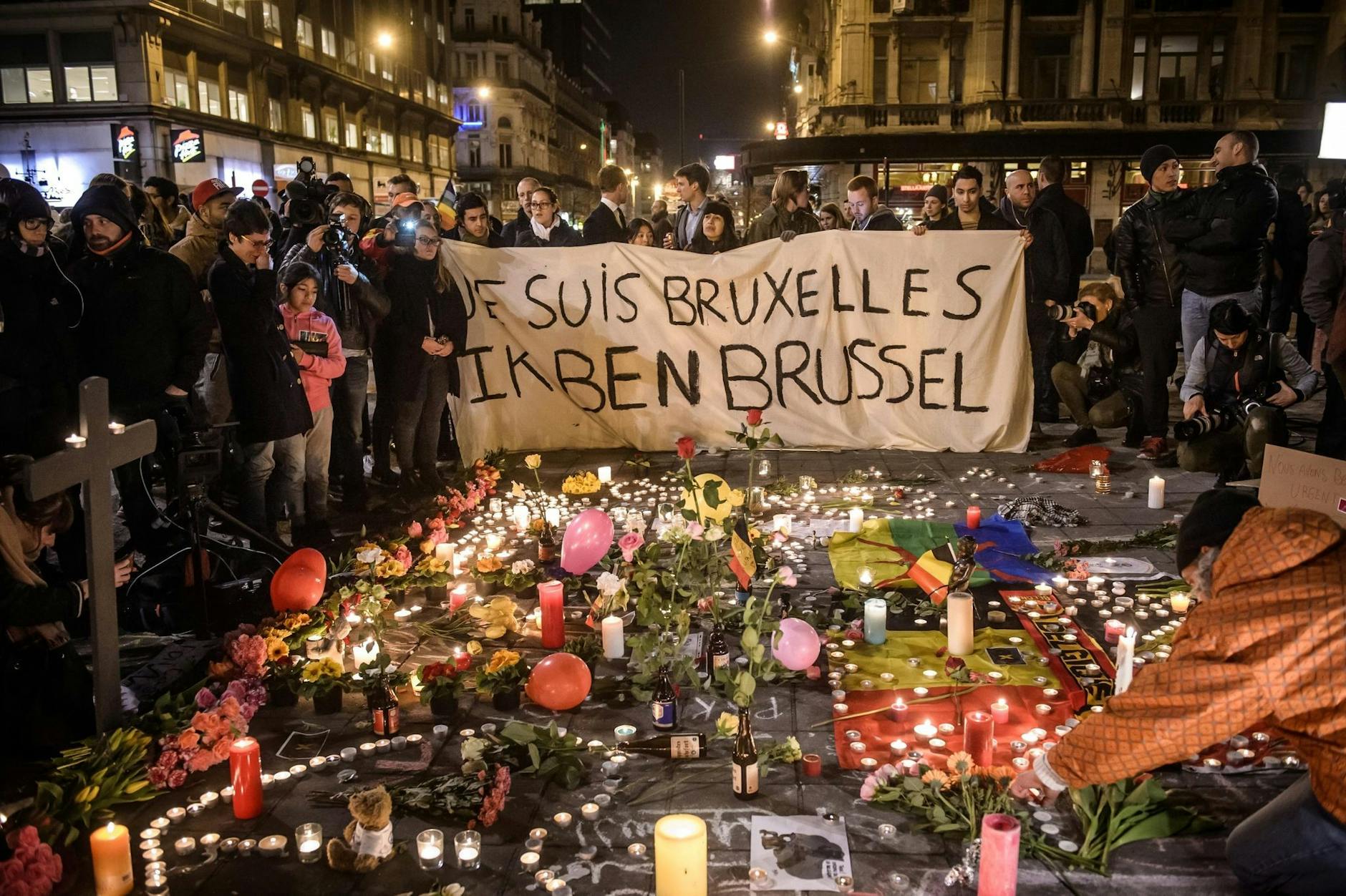 ARCHIV - Menschen trauern nach den islamistischen Terror-Anschlägen in Brüssel.
