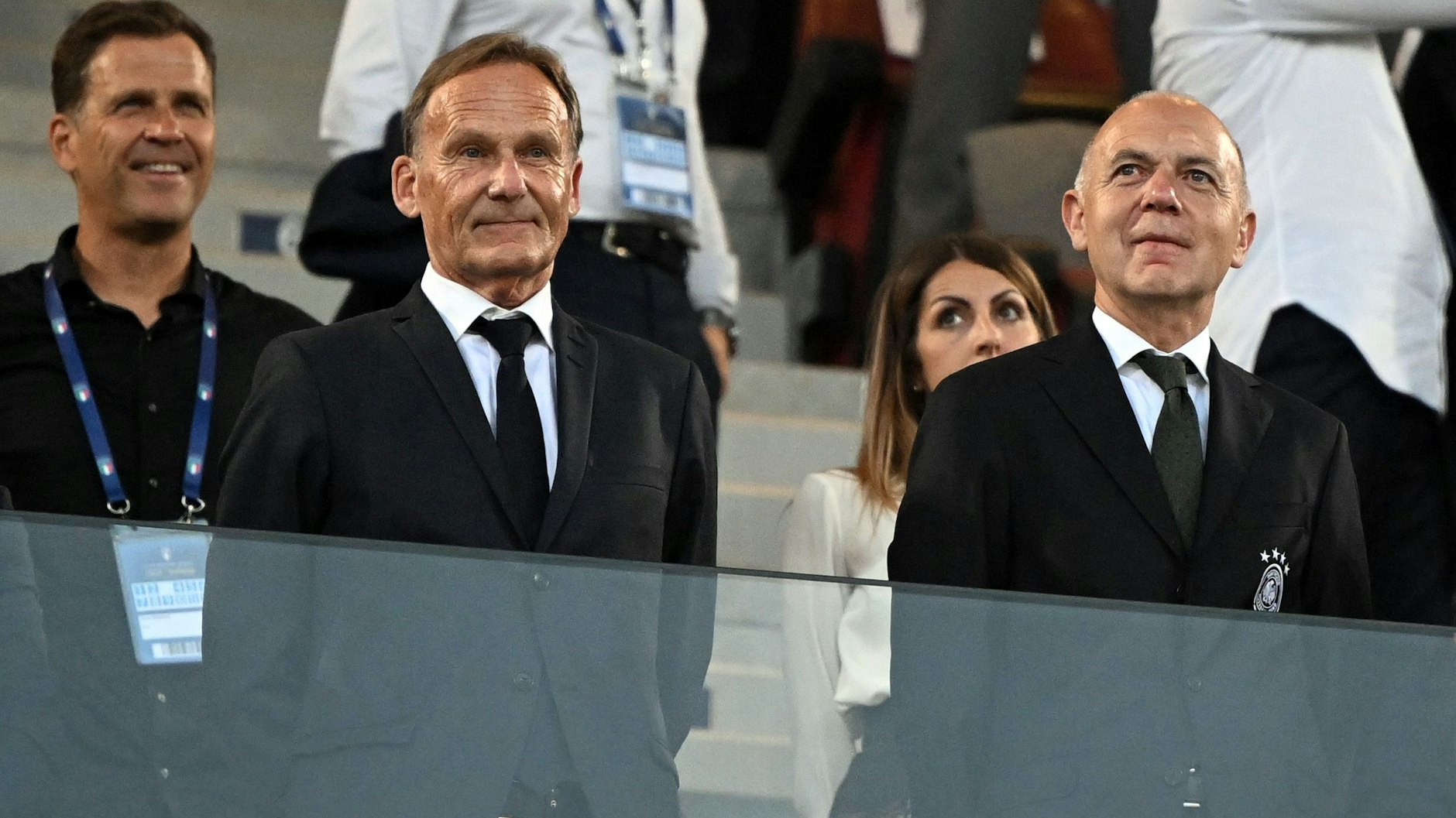 DFB-Boss Bernd Neuendorf (r.) und Vize Hans-Joachim Watzke (M.) entscheiden darüber, on Bierhoff (l.) bleibt.&nbsp;