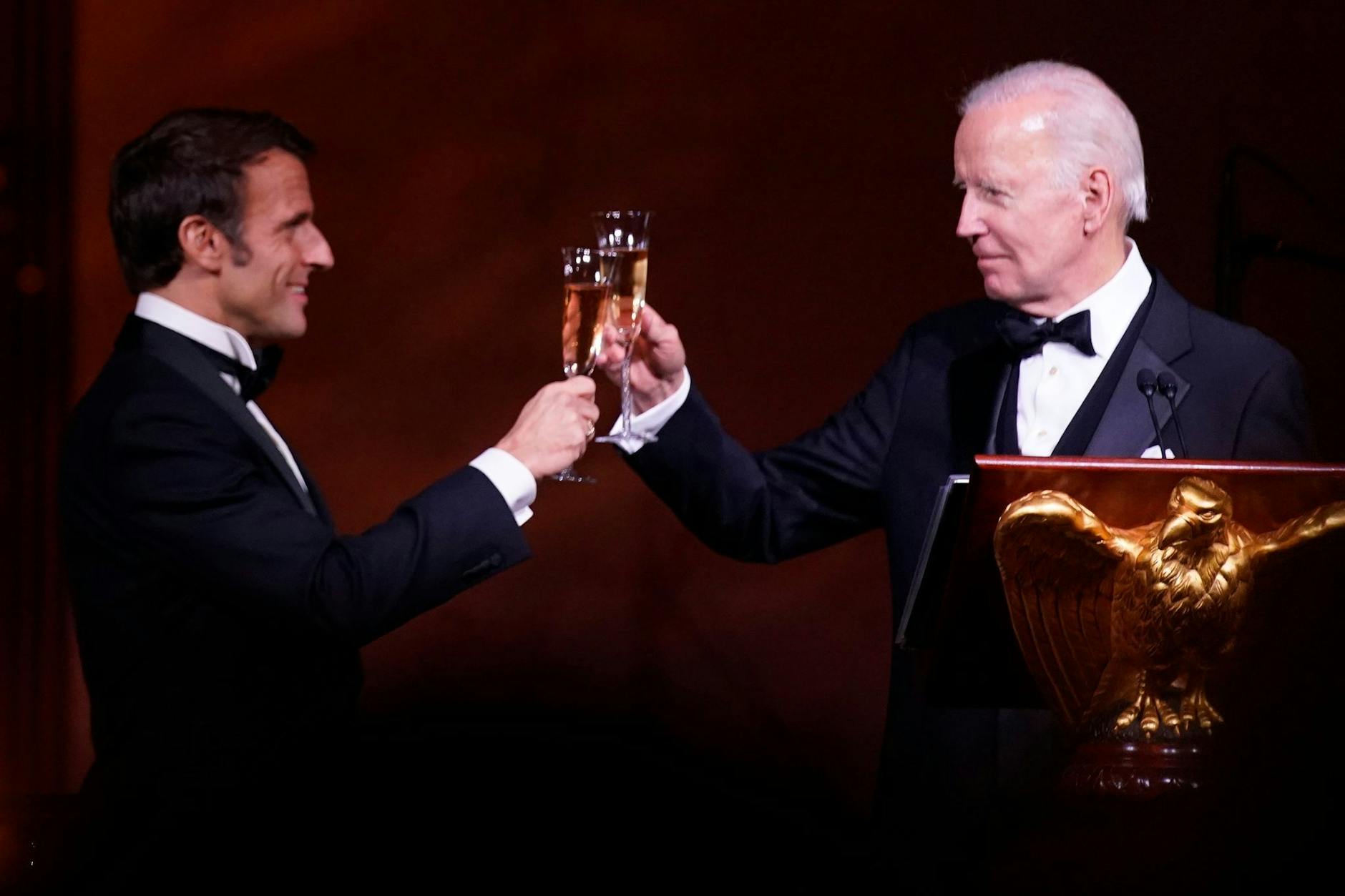 dpatopbilder - Joe Biden und Emmanuel Macron stoßen miteinander an.