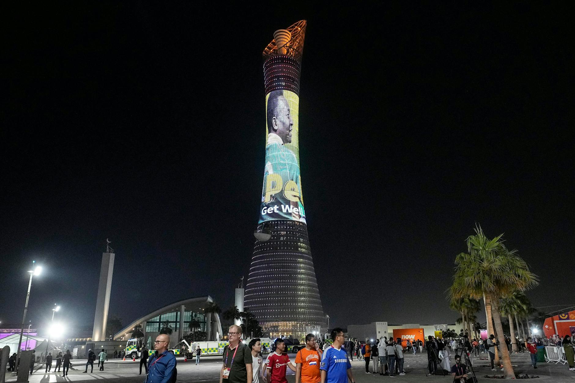 Ein Bild der brasilianischen Fußballlegende Pelé und die Worte „Gute Besserung“ wurden nach dem WM-Achtelfinale zwischen den Niederlanden und den Vereinigten Staaten vor dem Khalifa-International-Stadion in Doha, Katar auf den Wolkenkratzer The Torch projiziert.