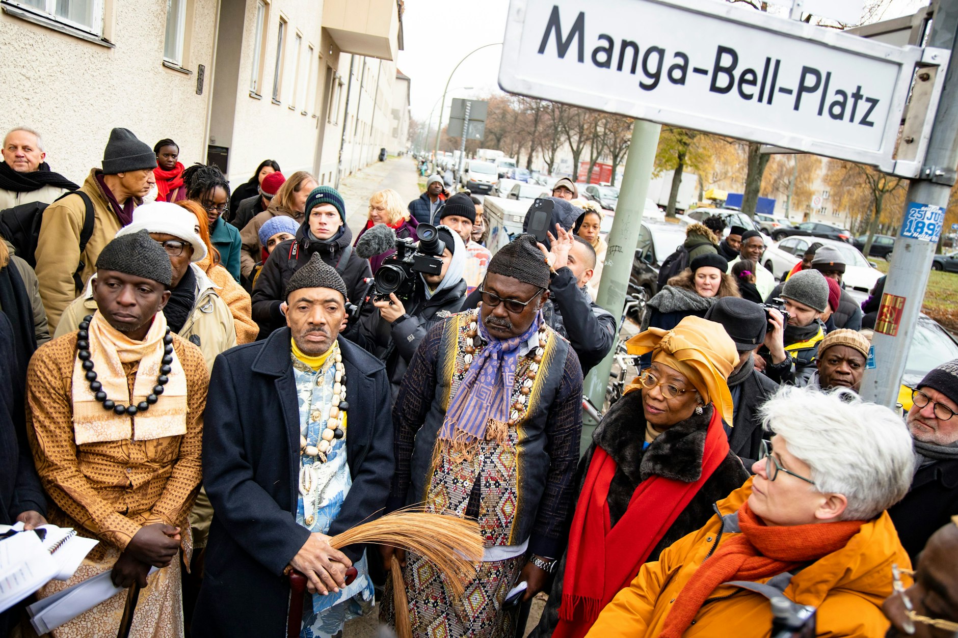 Ein Zeichen der Dekolonialisierung: Stefanie Remlinger (rechts) empfängt den König der Duala (2. v. l.) am neu benannten Manga-Bell-Platz.