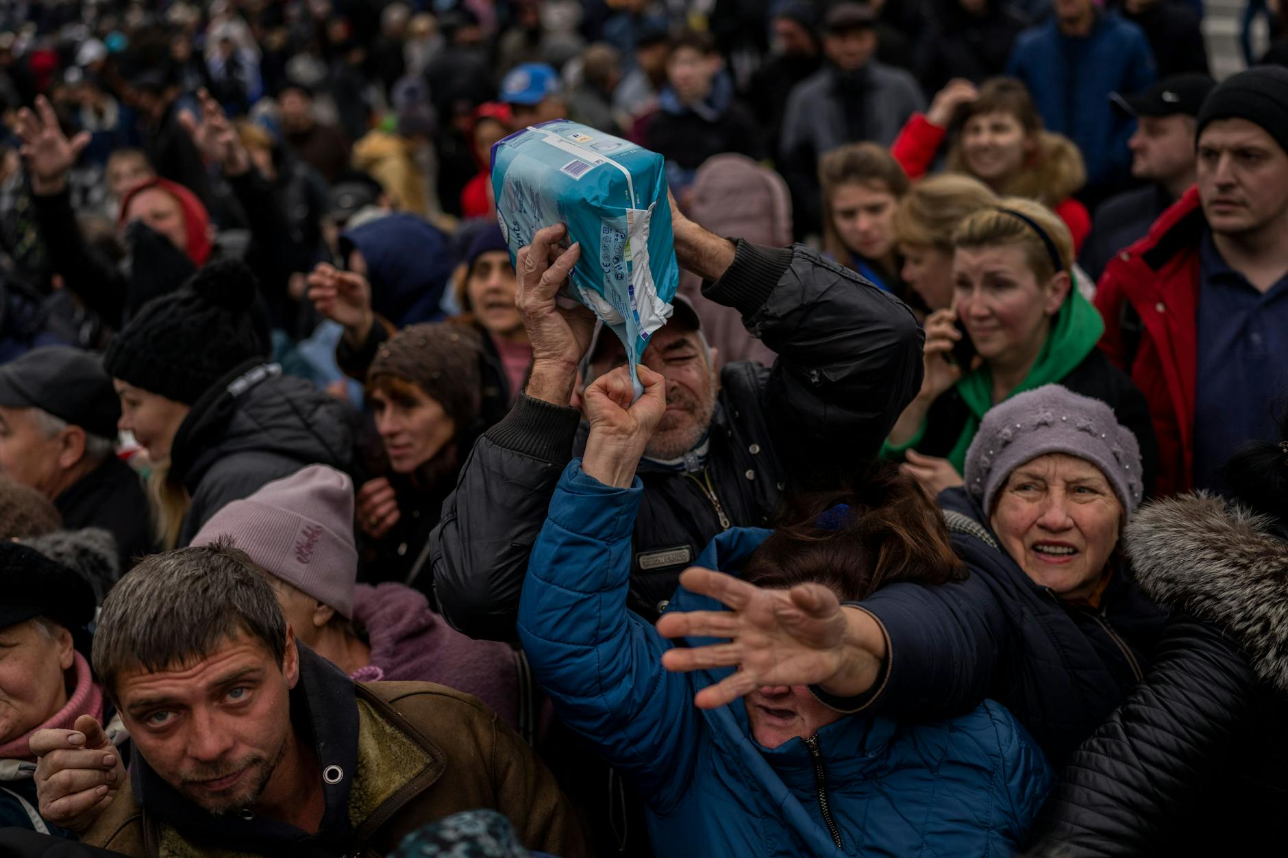 Ukraine: Den Bewohnern von Cherson werden Hilfsgüter ausgeteilt.