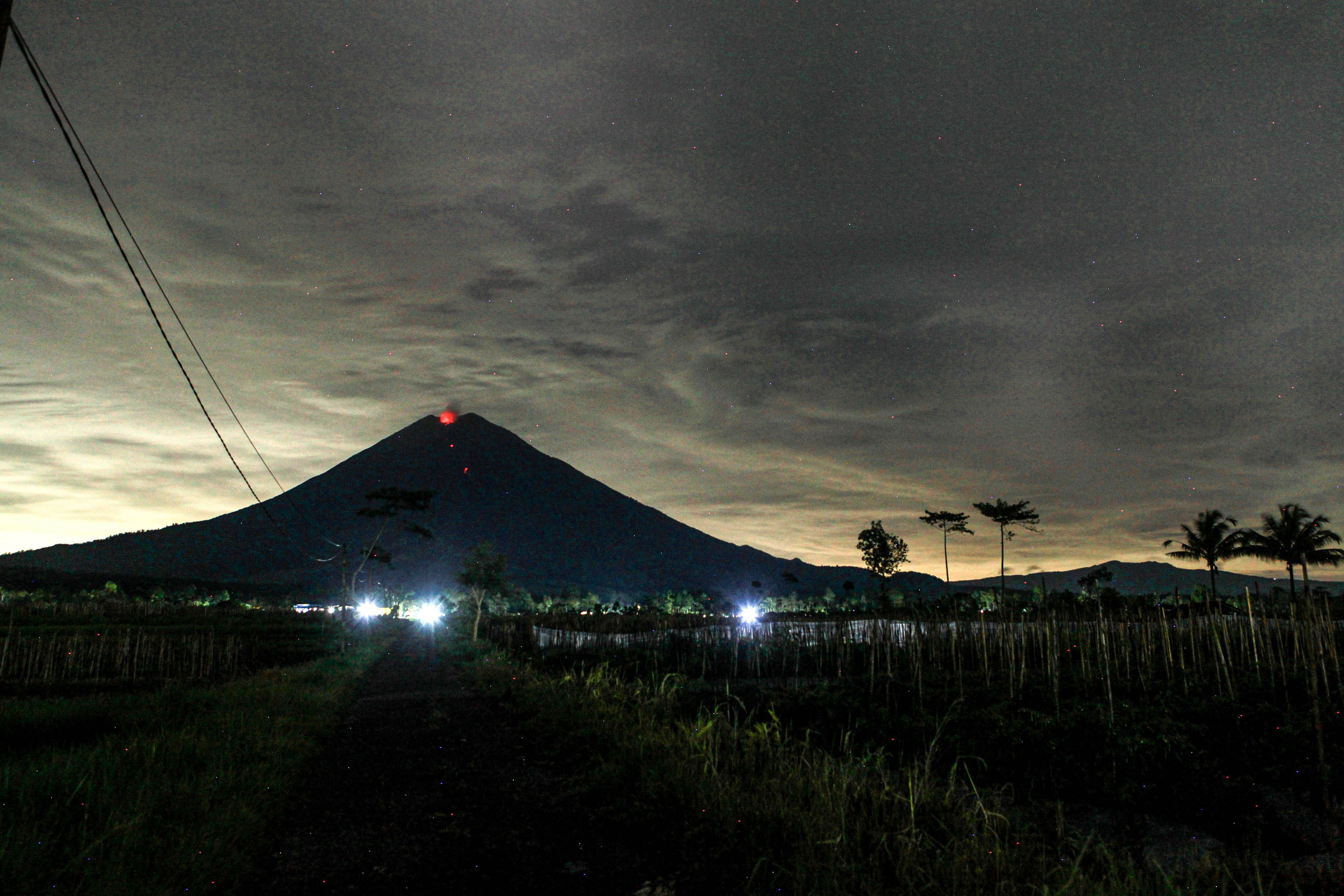 Image - Er spuckt Asche und Rauch: Höchste Wahnstufe am Vulkan Semeru!
