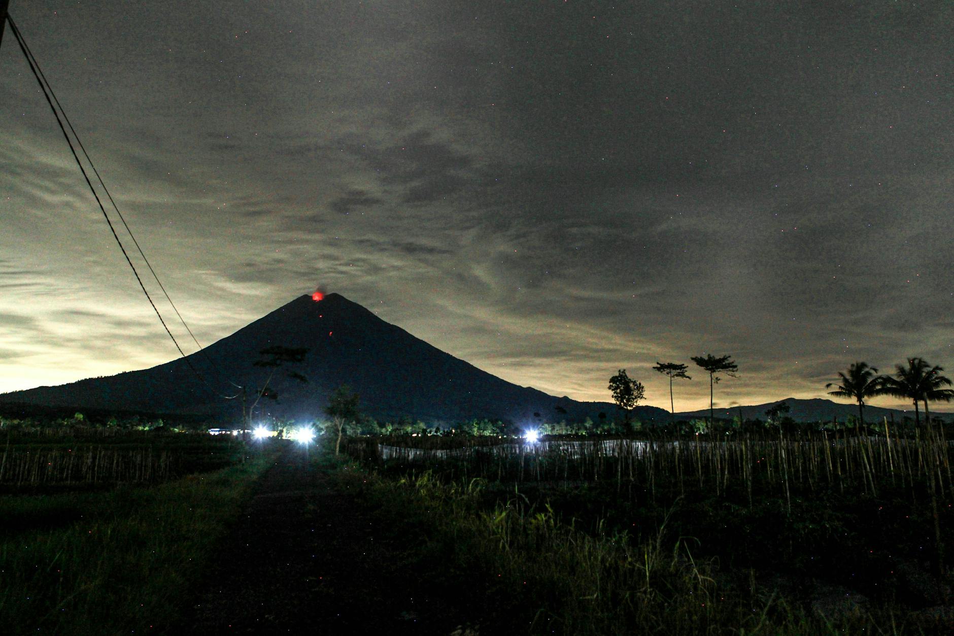 Der Vulkan Semeru in Indonesien ist wieder aktiv.