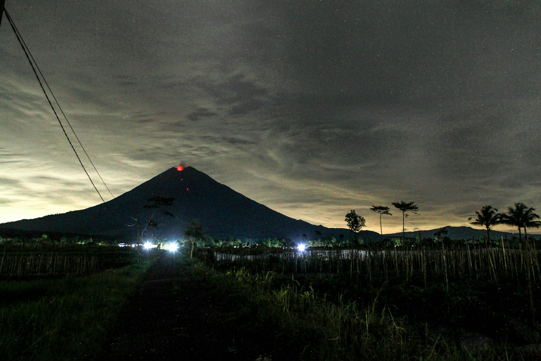 Der Vulkan Semeru in Indonesien ist wieder aktiv.
