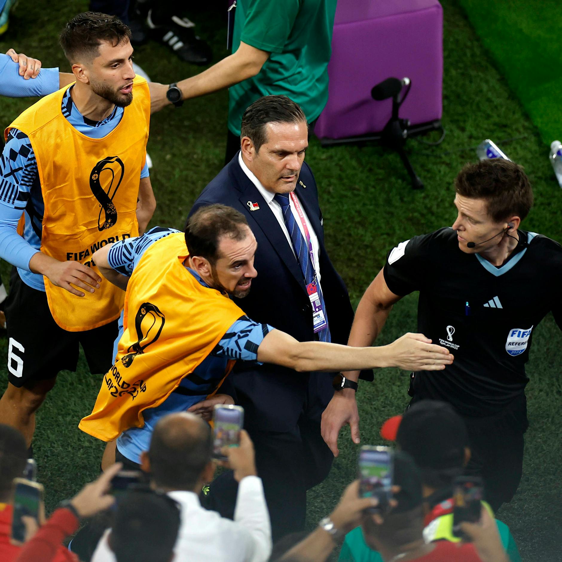 DDR-Schiri Glöckner bleibt der Einzige: Uruguays Rüpel zerstören Daniel Sieberts WM-Finaltraum!