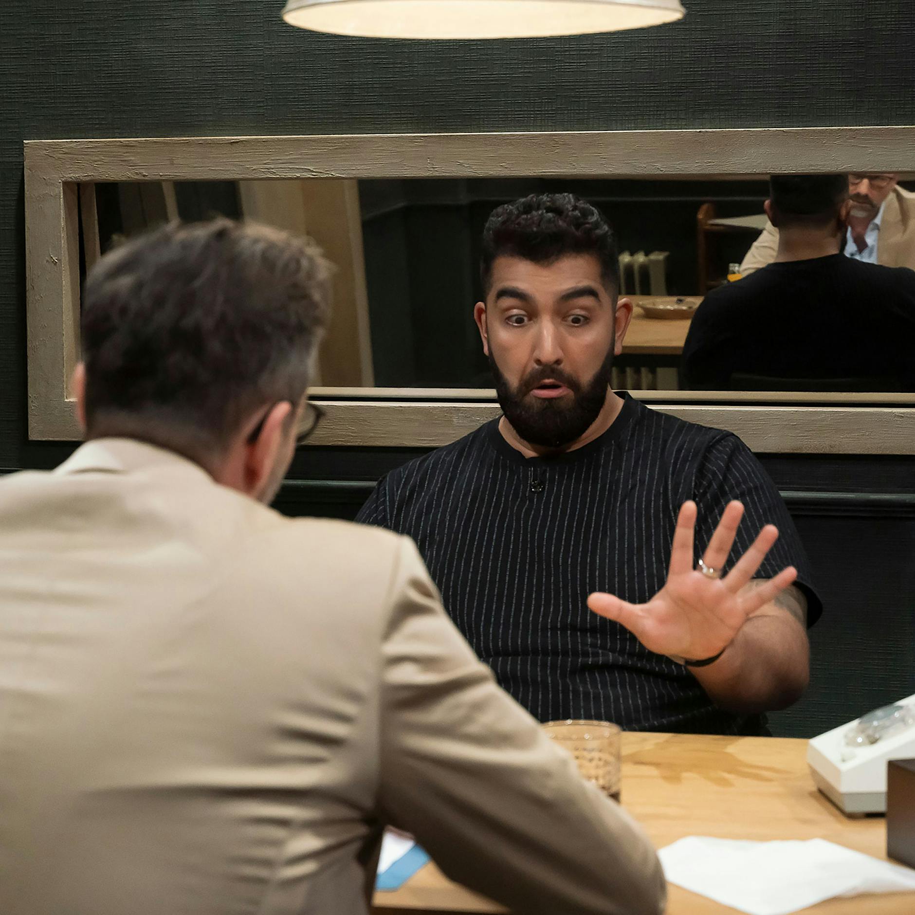 Kurt Krömer bricht Sendung ab: Jetzt lästert Faisal Kawusi über Besuch bei „Chez Krömer“