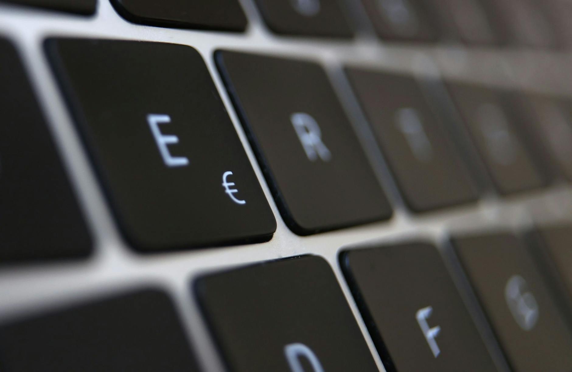 ARCHIV - Bei der Aufnahme von Schulden im Internet sowie bei Online-Käufen werden Verbraucher künftig besser geschützt.