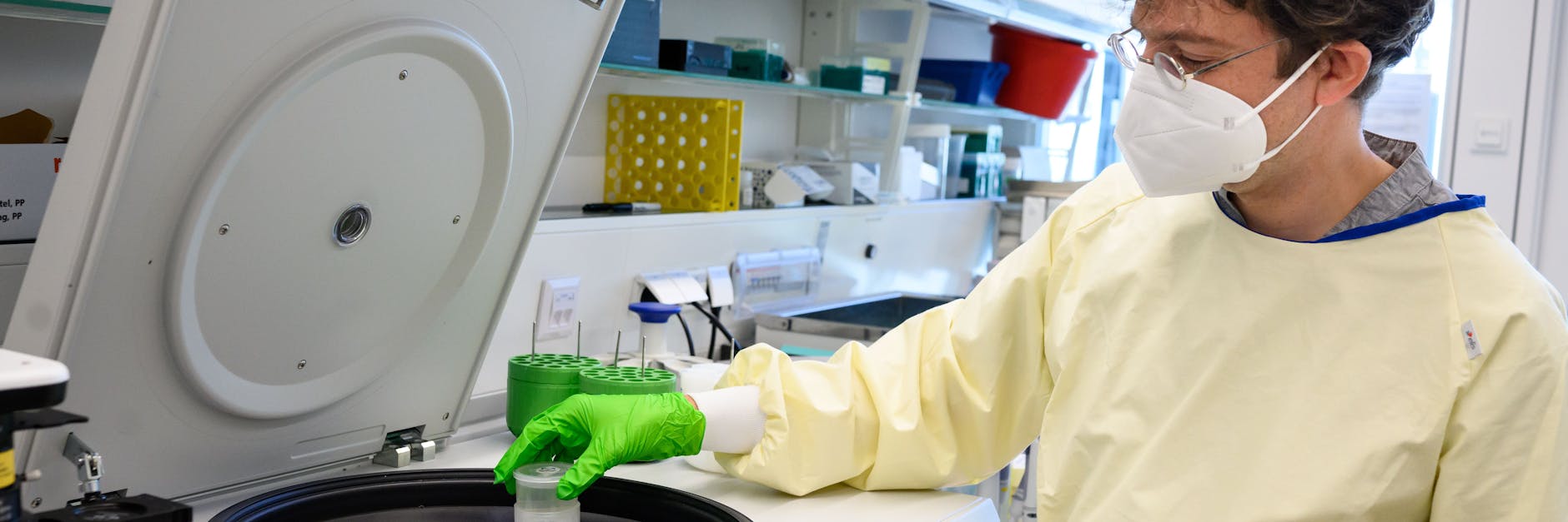 Der Molekularbiologe Emanuel Wyler sucht im Sicherheits-Labor des Max-Delbrück-Centrums für molekulare Medizin nicht nur nach Corona: Dort wird grundsätzlich geforscht, wie sich Krankheiten im Abwasser nachweisen lassen.