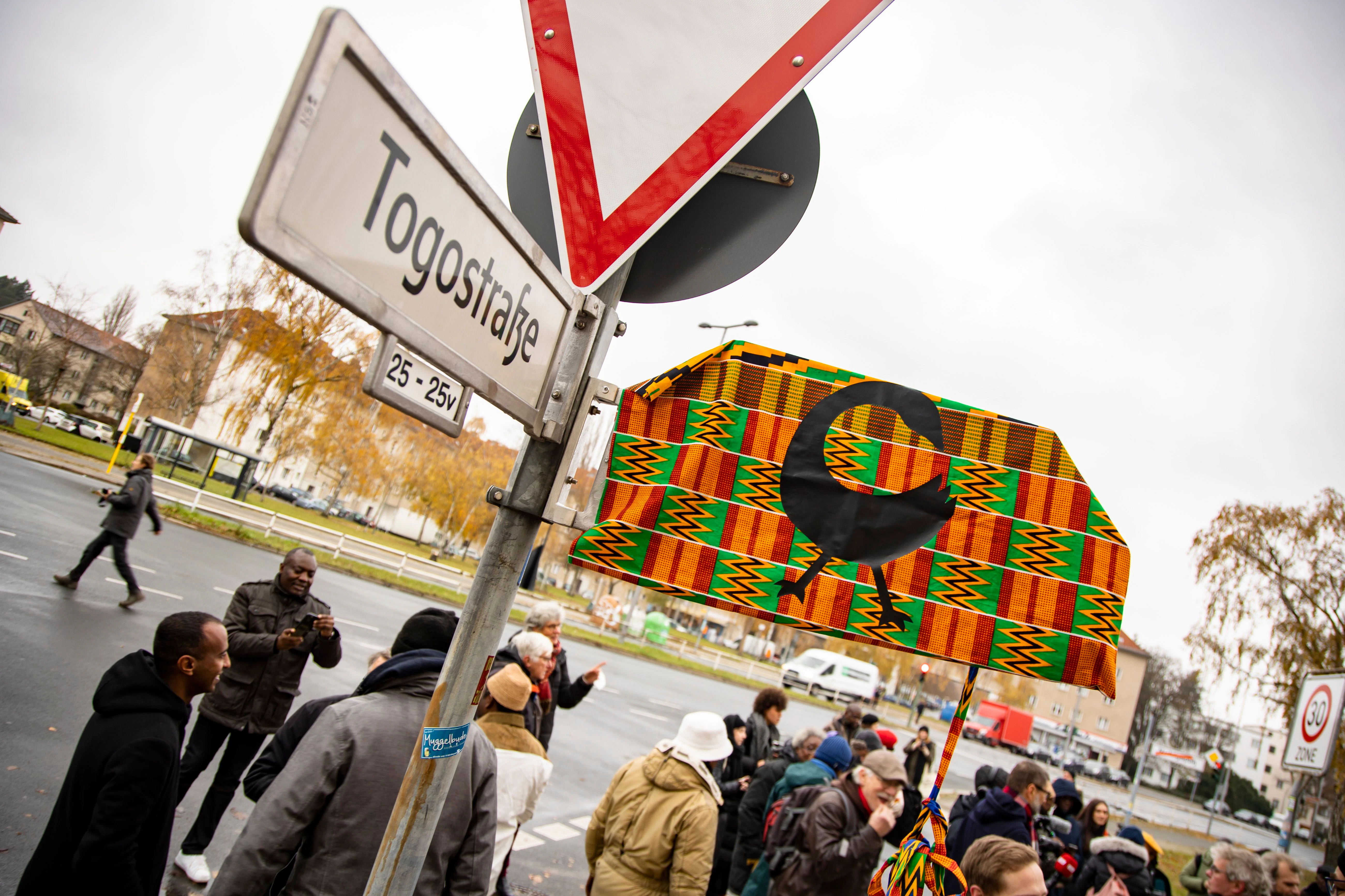 Das noch gehüllte Strassenschid vor der Unbenennung von Nachtigalplatz zu Manga-Bell-Platz im Afrikanischen Viertel in Berlin am 2. Dezember 2022.&nbsp;