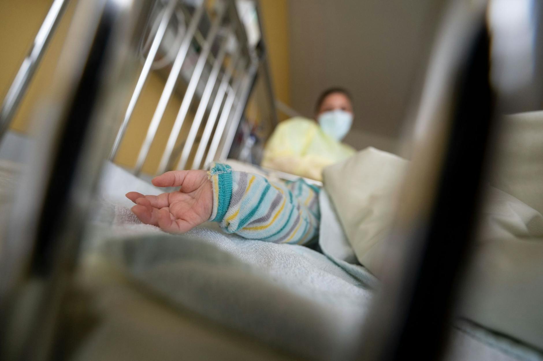 ARCHIV - Ein am Respiratorischen Synzytial-Virus (RS-Virus oder RSV) erkrankter Patient liegt auf einer Kinderstation einer Klinik in einem Krankenbett.