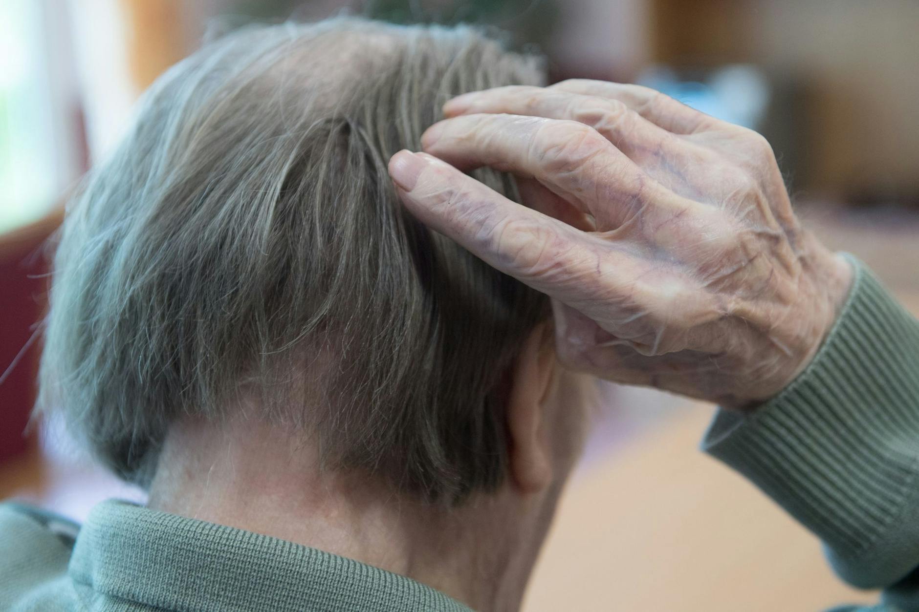 ARCHIV - Neue Hoffnung in der Alzheimer-Therapie: Ein Medikament könnte den Fortschritt der Erkrankung verlangsamen. d/dpa