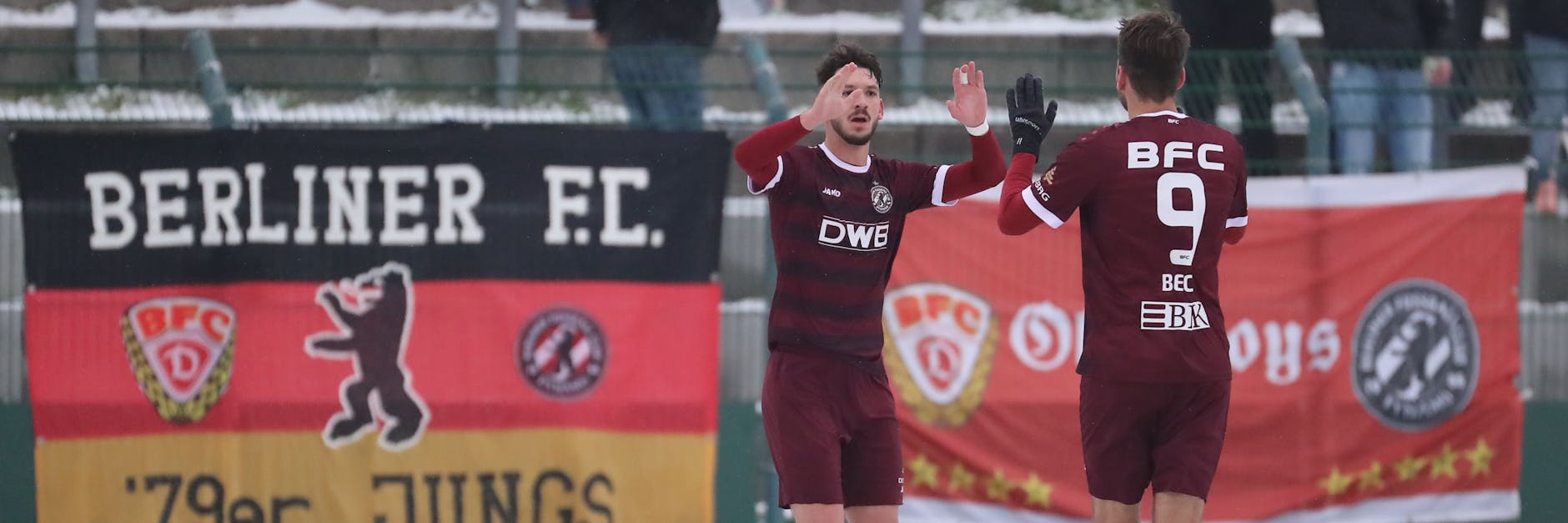 Dynamos Stürmerstar Christian Beck jubelt mit Cedric Euschen (l.) über dessen zwischenzeitlichen Ausgleichstreffer gegen die VSG Altglienicke.