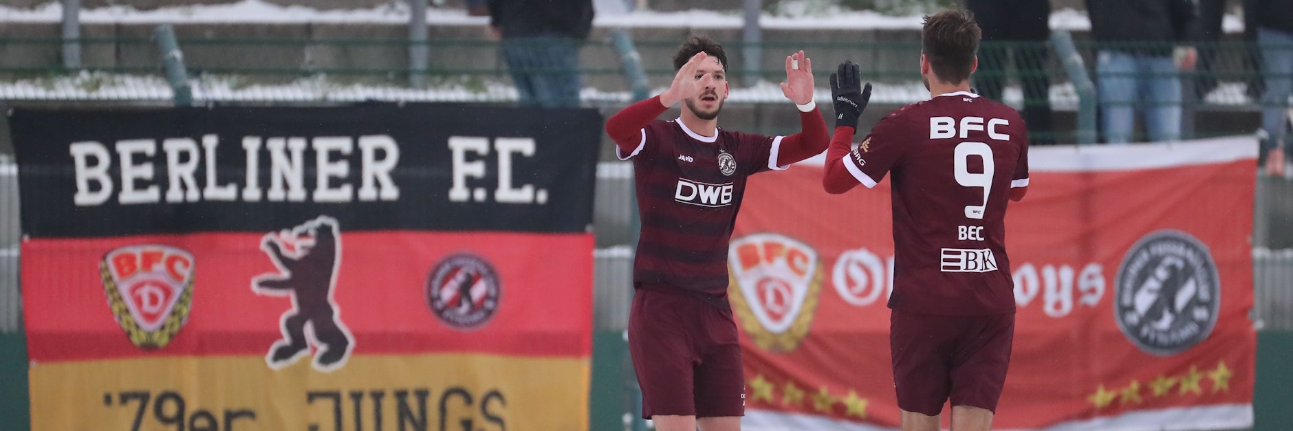 Dynamos Stürmerstar Christian Beck jubelt mit Cedric Euschen (l.) über dessen zwischenzeitlichen Ausgleichstreffer gegen die VSG Altglienicke.