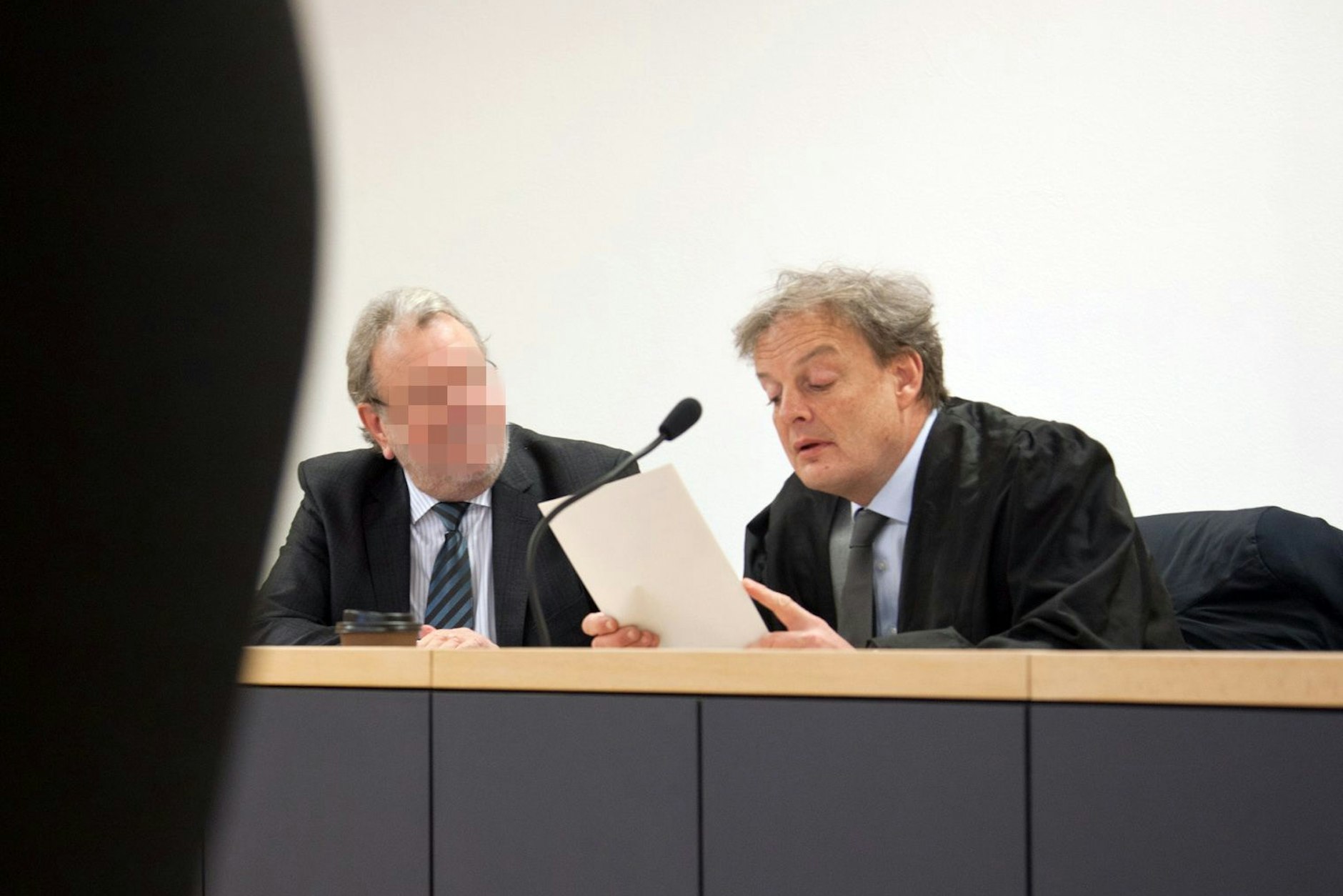 Der ehemalige Meab-Geschäftsführer Dirk-Uwe M. (links) und sein Anwalt vor dem Landgericht Neuruppin.&nbsp;