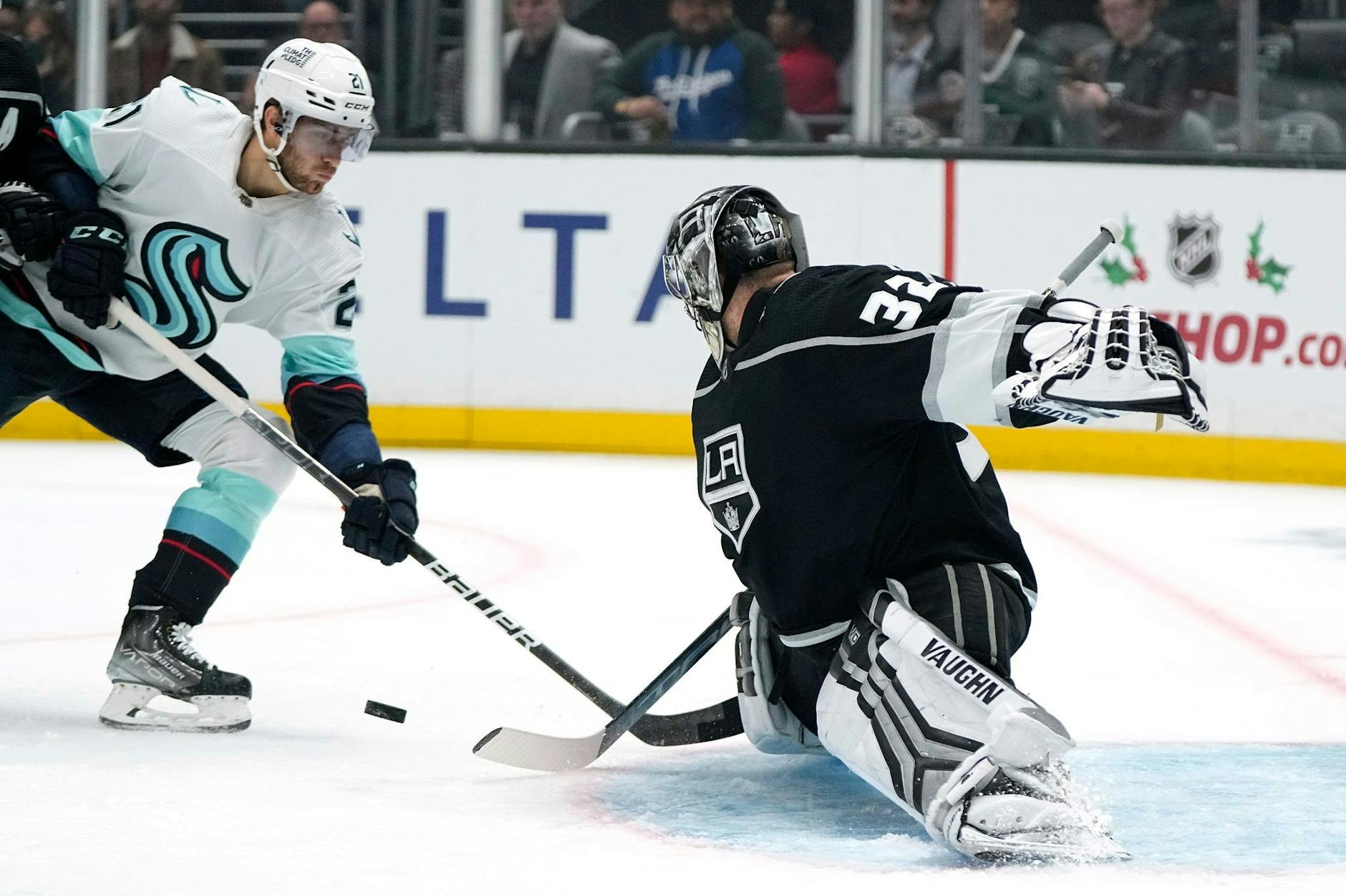 Seattles Alex Wennberg (l) versucht Goalie Jonathan Quick von den Los Angeles Kings zu überwinden.