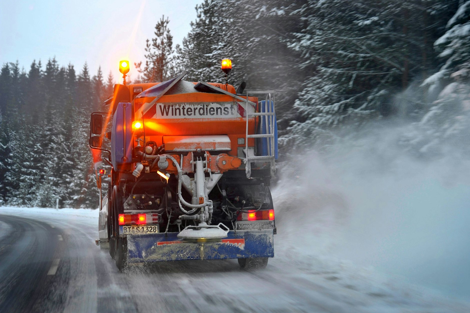 Ein Schneepflug räumt eine verschneite Straße (Symbolbild).