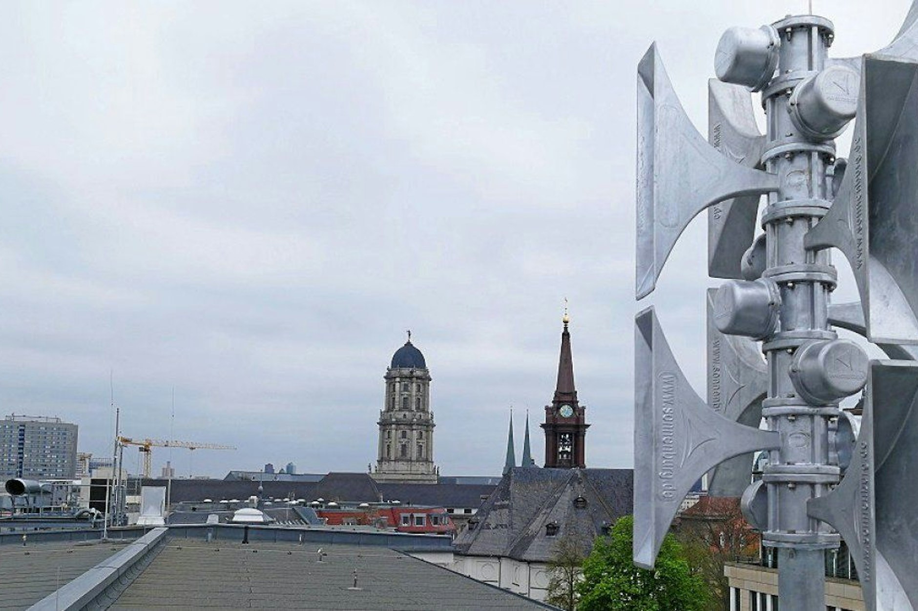 Ein der wenigen neuen Berliner Sirenenanlagen steht auf der Feuerwache Mitte (Voltairestraße).