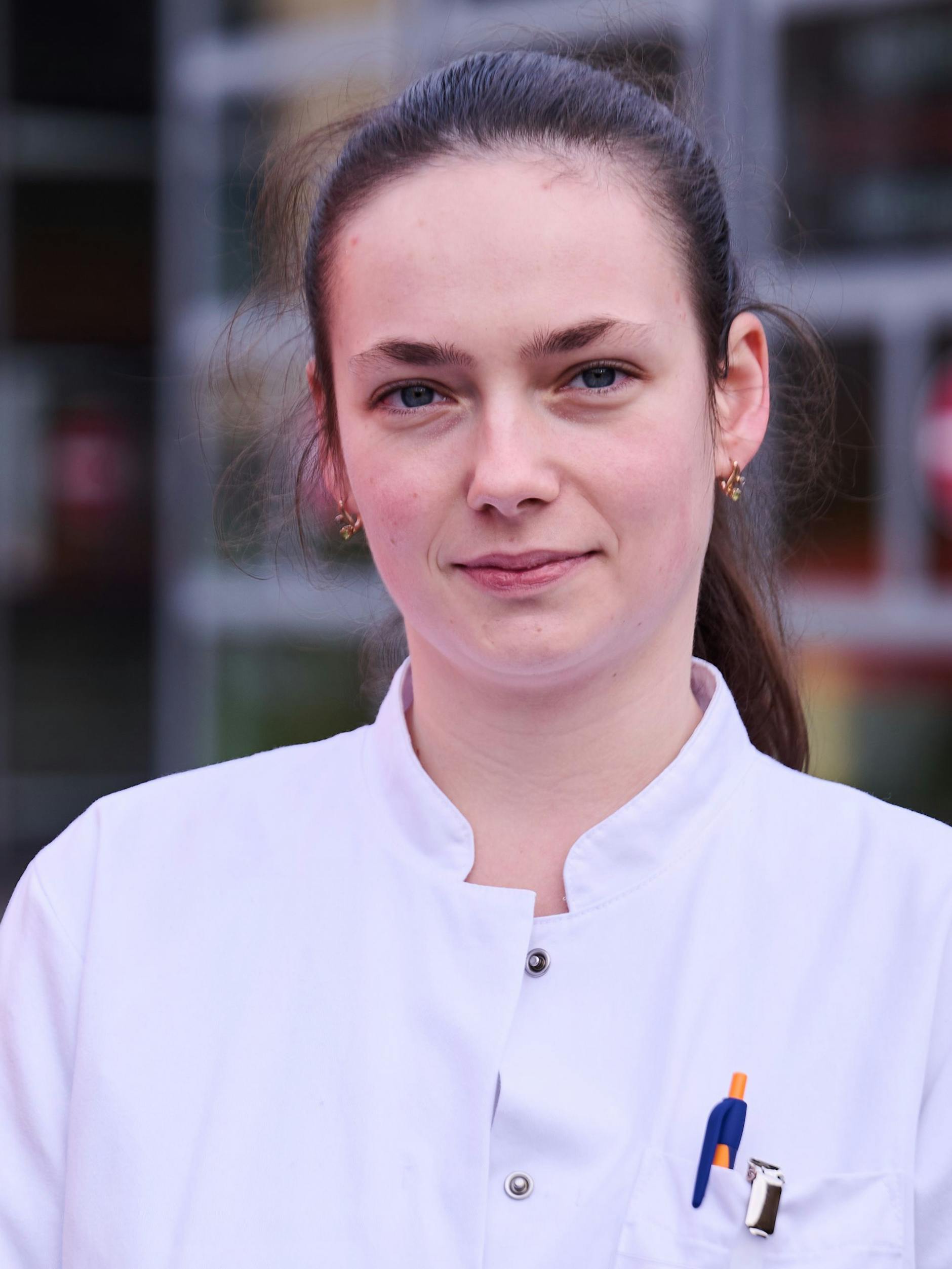 Die ukrainische Rehabilitationsärztin Julia Huk lernt im Unfallkrankenhaus Berlin für die Behandlung Brandverletzter dazu