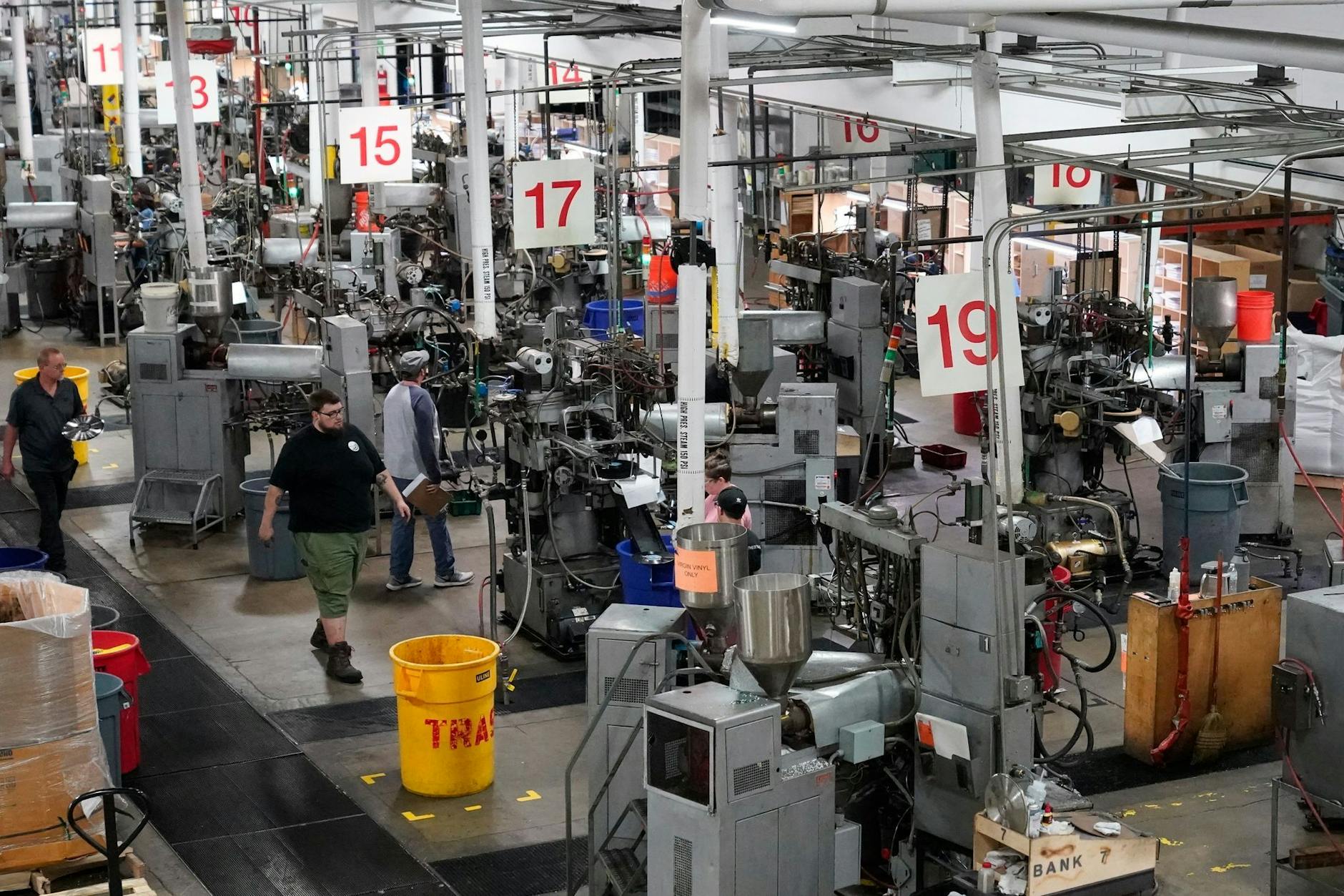 ARCHIV - Feretigung von Schallplatten bei United Record Pressing. Der US-Arbeitsmarkt entwickelt sich nach wie vor äußerst robust.