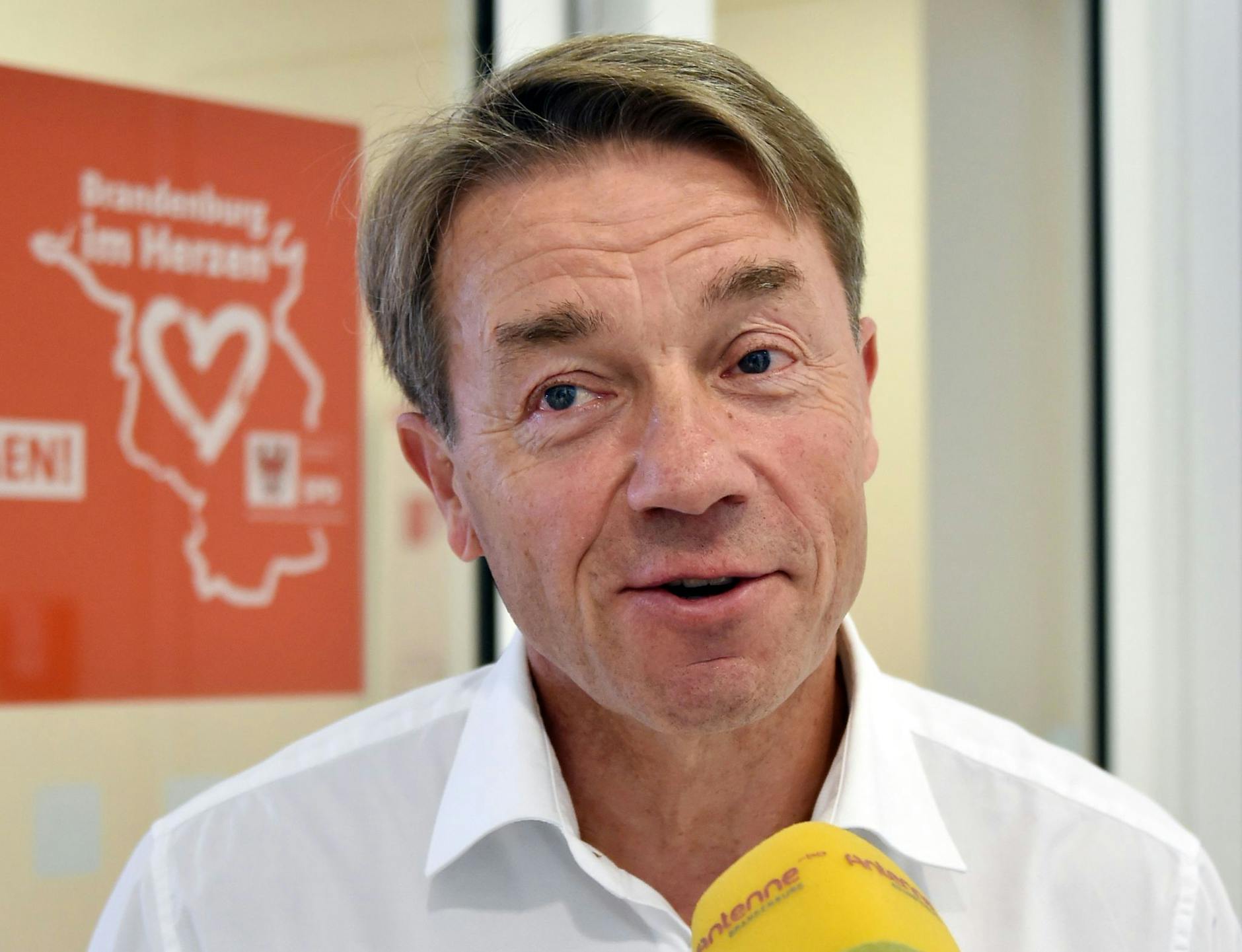 ARCHIV - Günter Baaske, Schirmherr der Stiftung Hilfe für Familien in Not (hier noch Bildungsminister), redet. a/Archiv